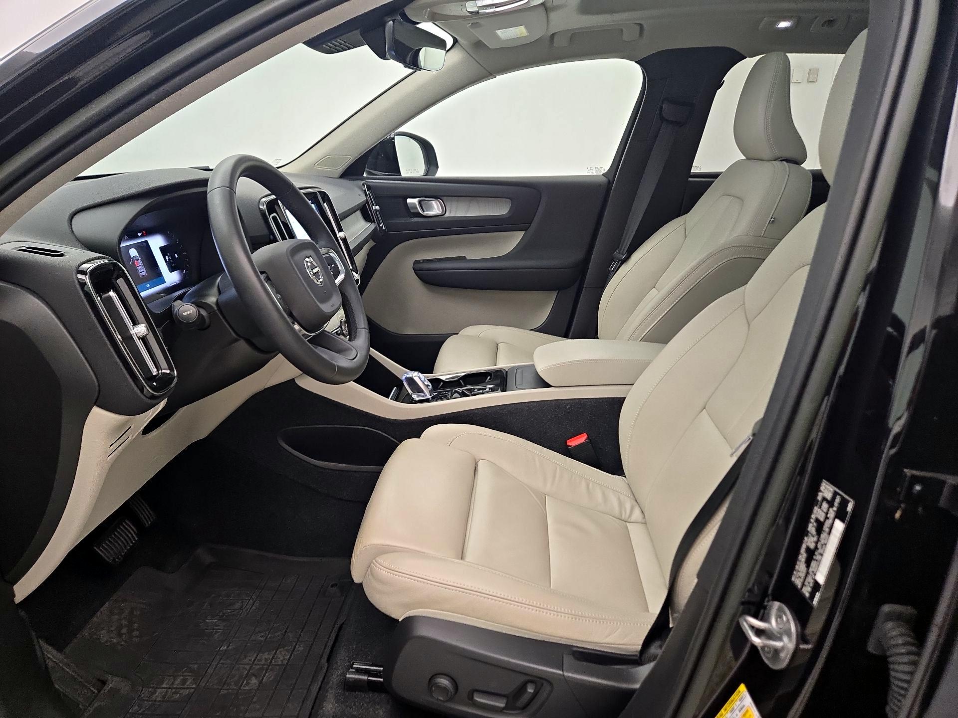 Thumbnail: 2023 Volvo XC40 - 11