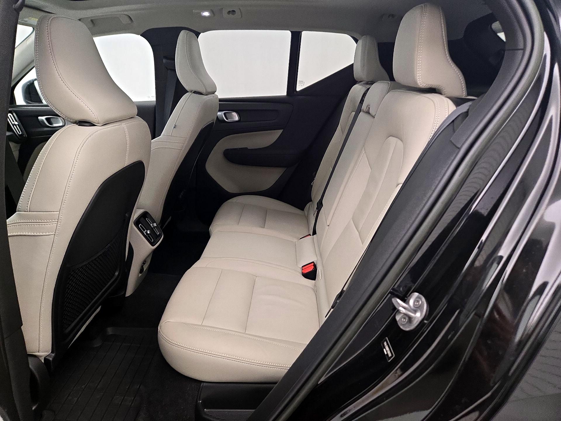 Thumbnail: 2023 Volvo XC40 - 20