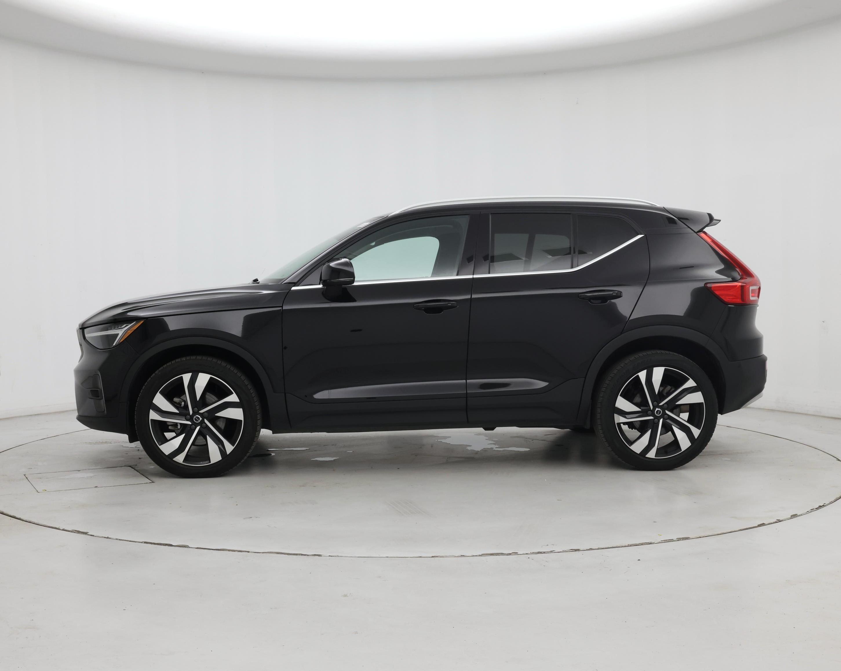 Thumbnail: 2023 Volvo XC40 - 3