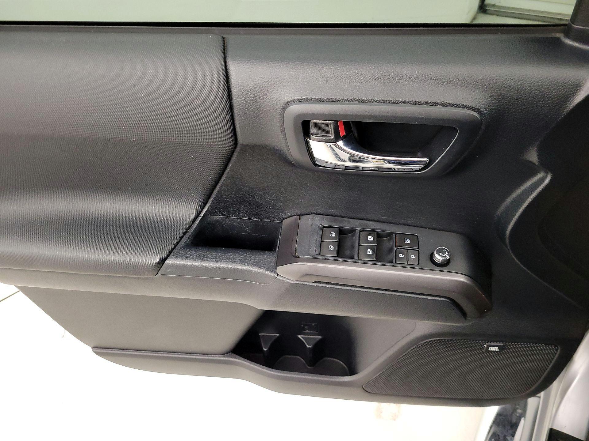 Thumbnail: 2016 Toyota Tacoma - 12