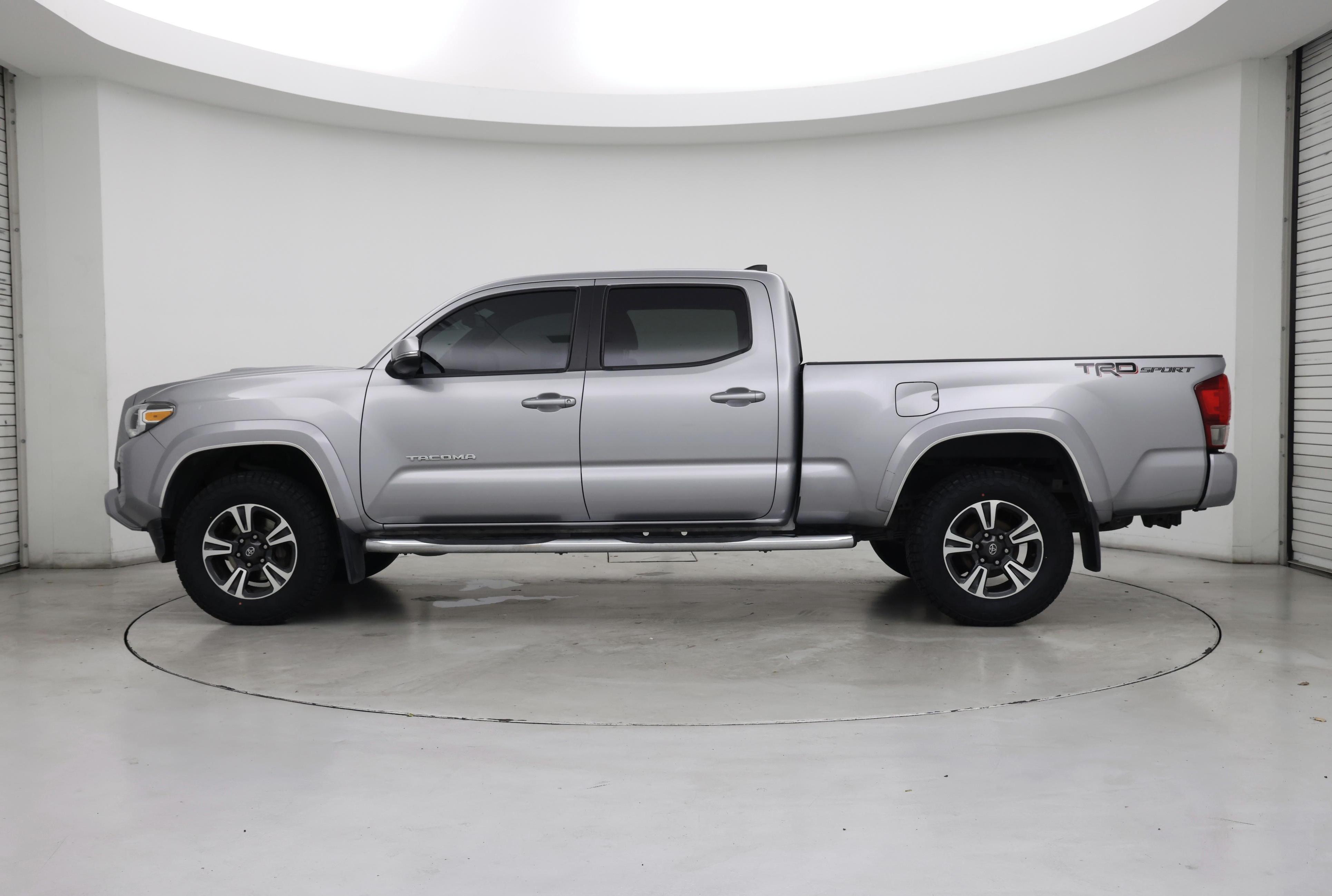 Thumbnail: 2016 Toyota Tacoma - 3