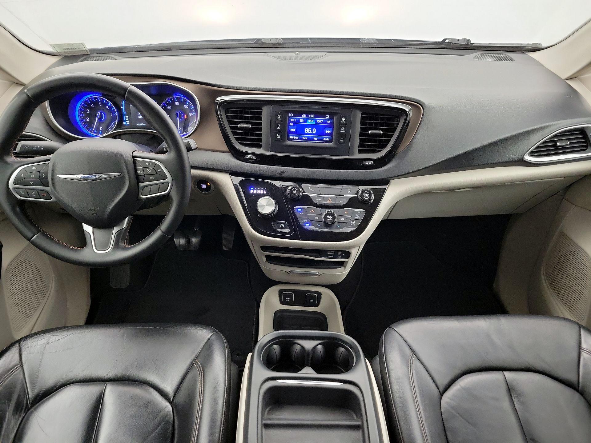 Thumbnail: 2017 Chrysler Pacifica - 9