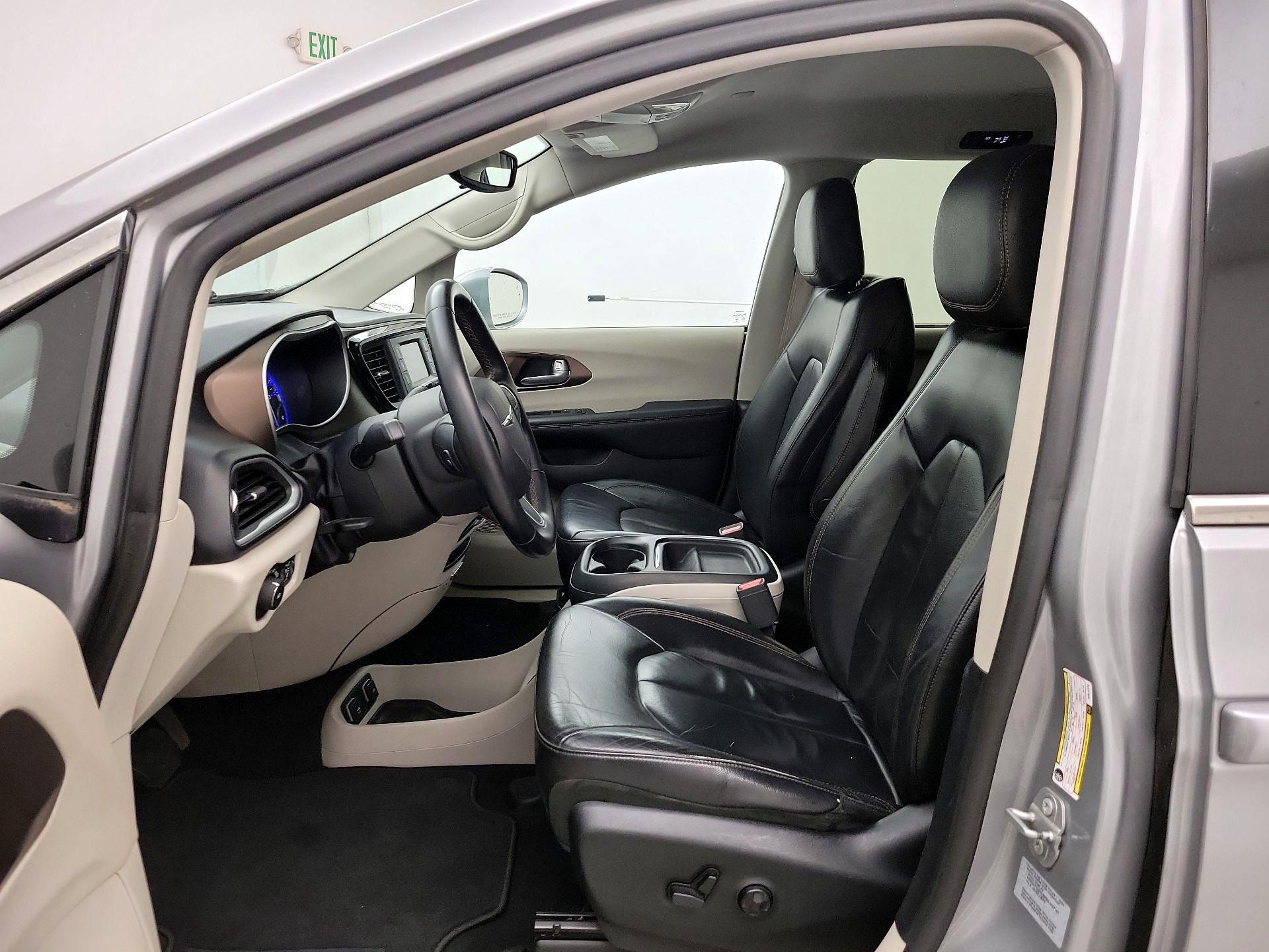Thumbnail: 2017 Chrysler Pacifica - 11