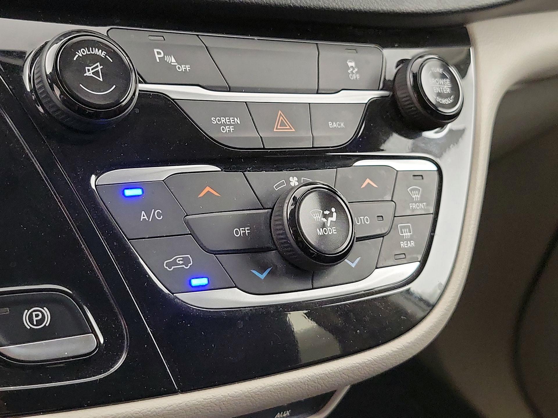 Thumbnail: 2017 Chrysler Pacifica - 16