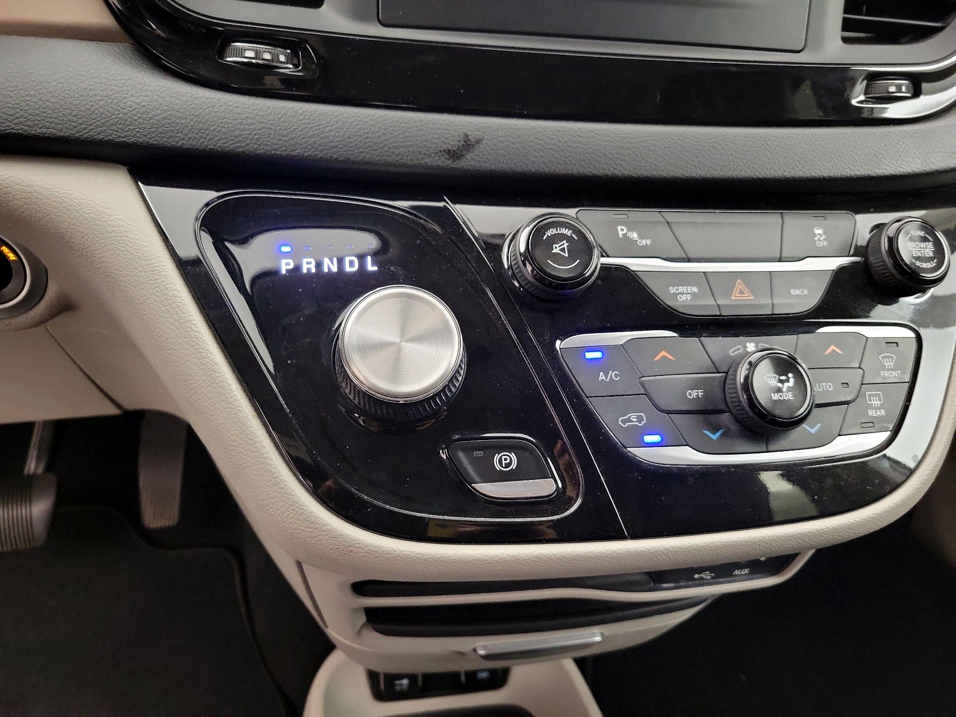 Thumbnail: 2017 Chrysler Pacifica - 17