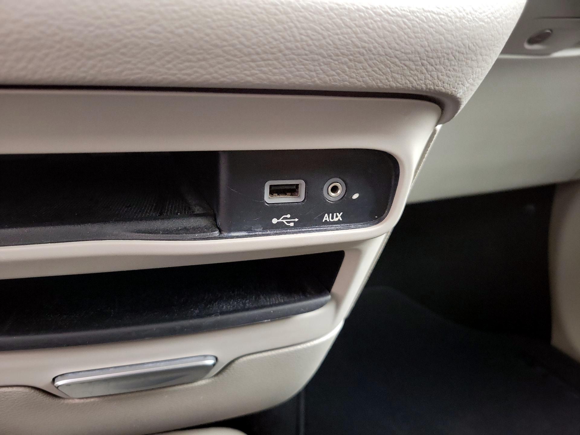 Thumbnail: 2017 Chrysler Pacifica - 18