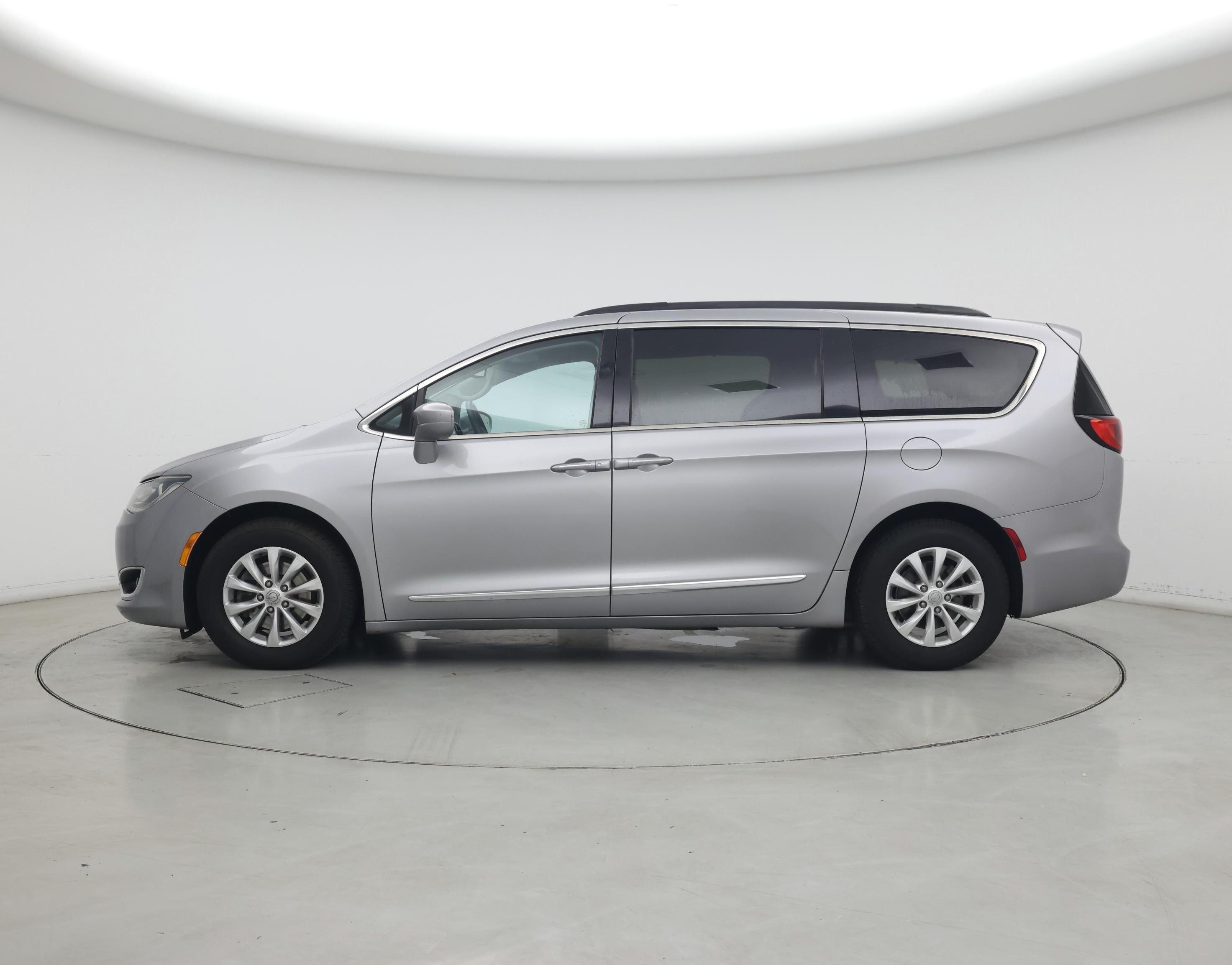 Thumbnail: 2017 Chrysler Pacifica - 3