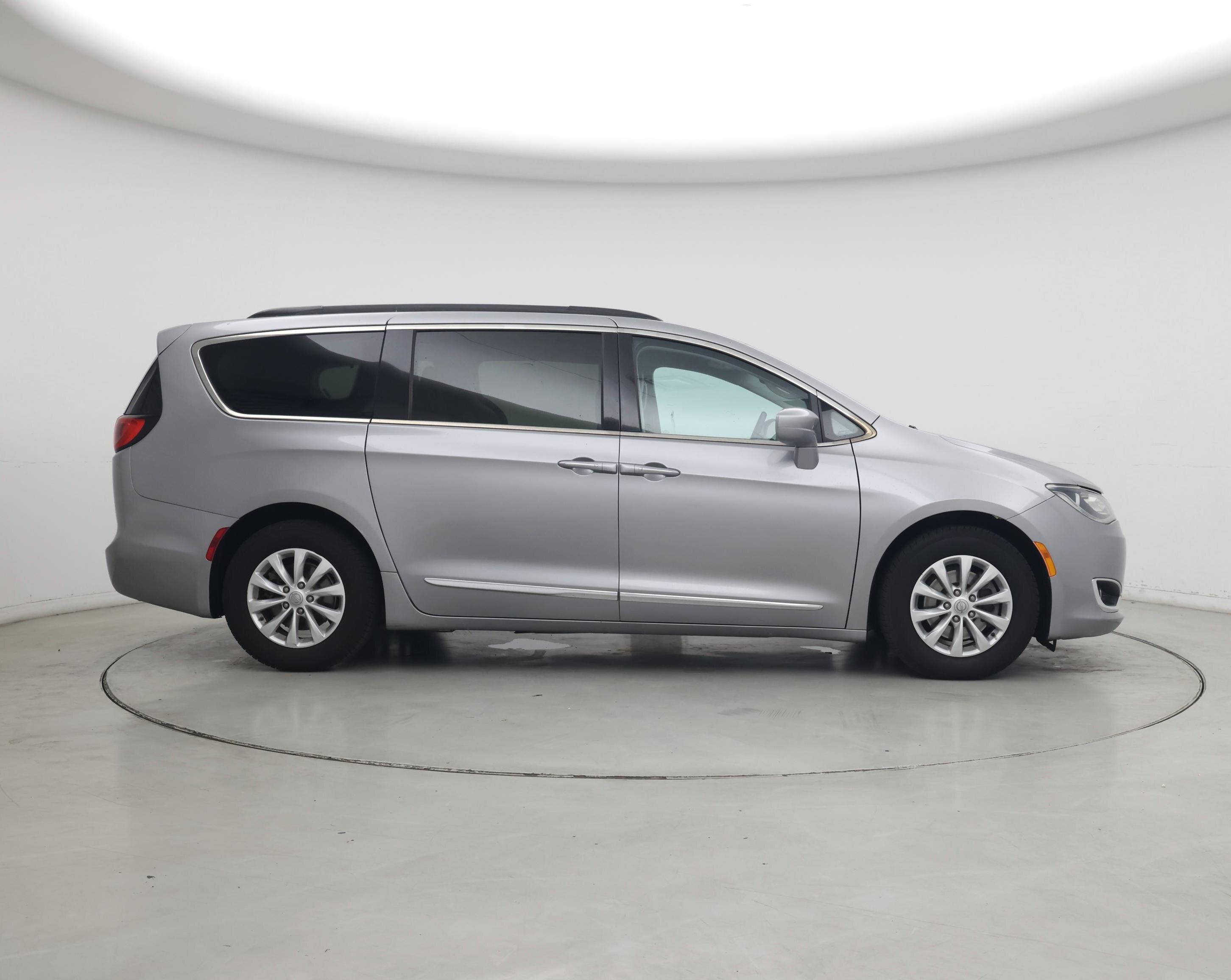 Thumbnail: 2017 Chrysler Pacifica - 7