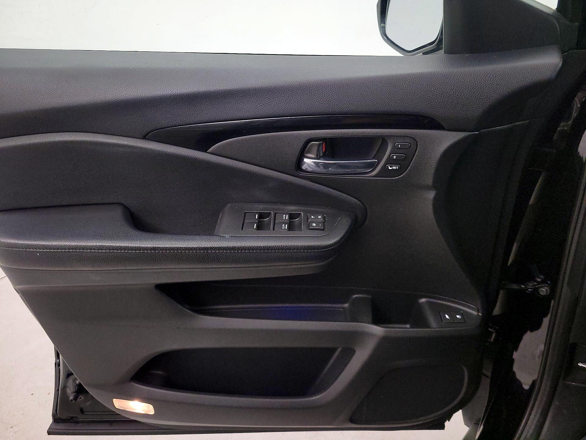 Thumbnail: 2017 Honda Pilot - 12