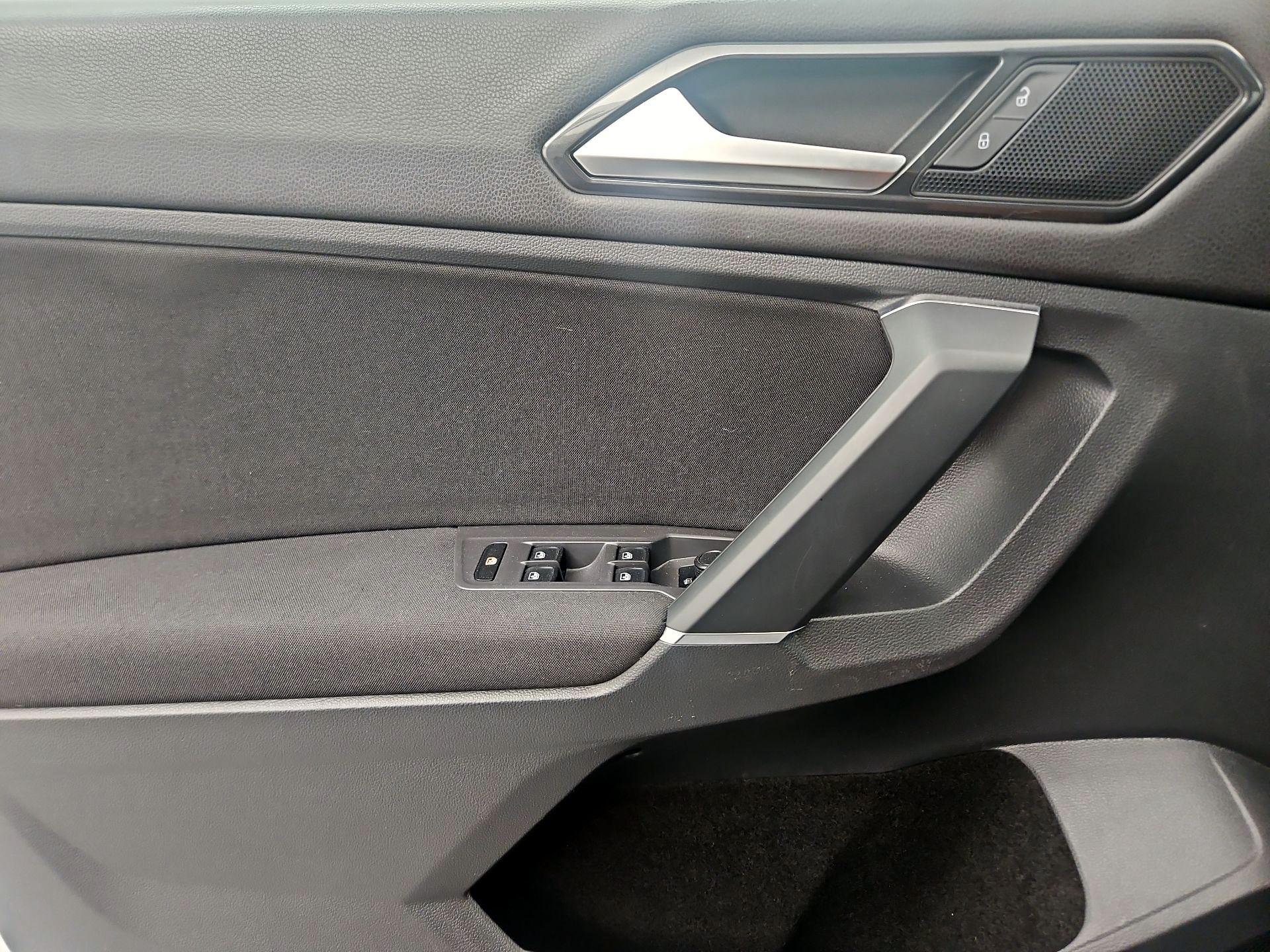 Thumbnail: 2018 Volkswagen Tiguan - 12
