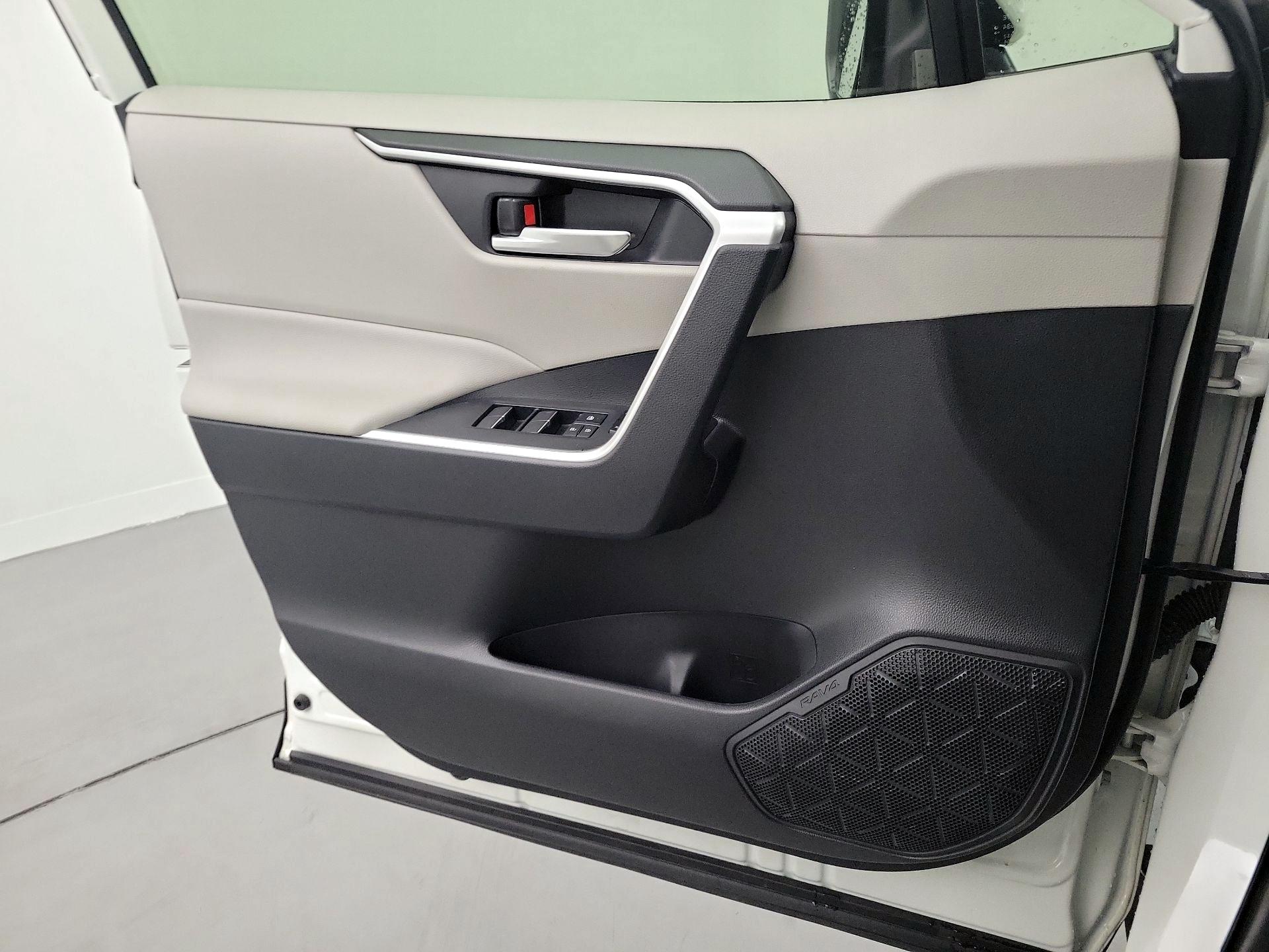 Thumbnail: 2022 Toyota RAV4 - 12