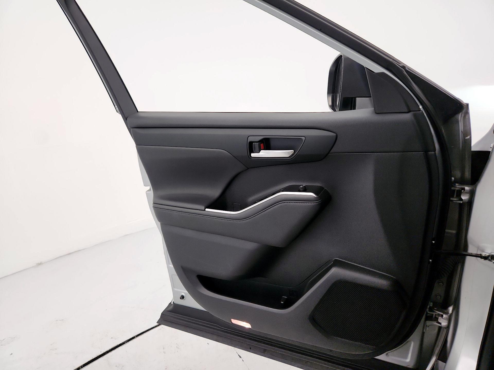 Thumbnail: 2023 Toyota Highlander - 12