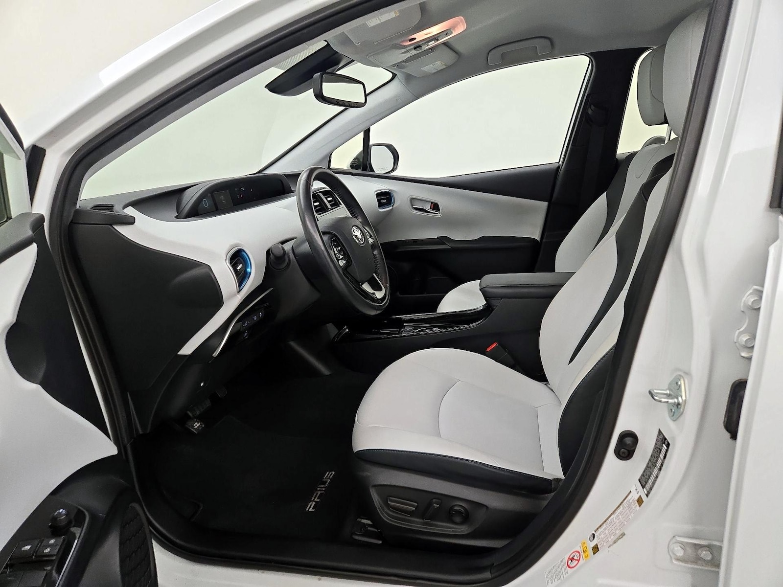 2021 Toyota Prius XLE - Photo 12