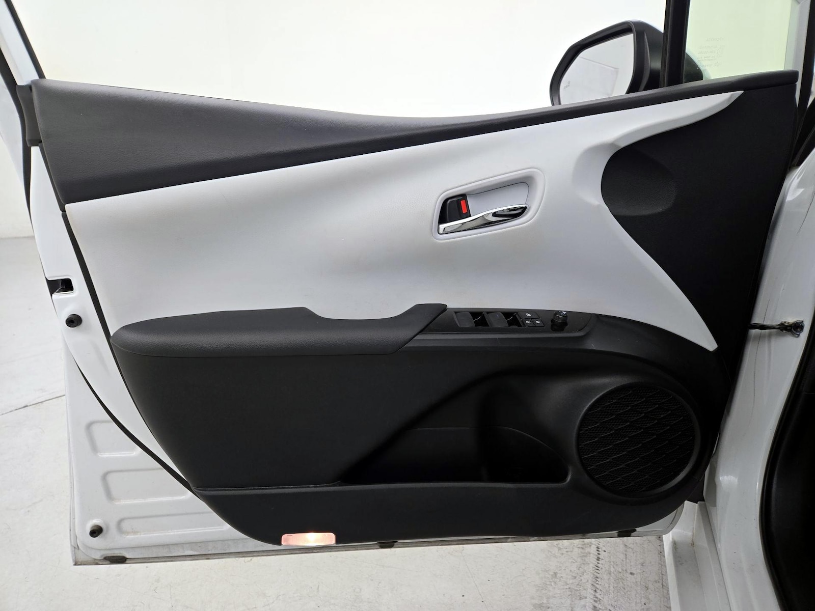 2021 Toyota Prius XLE - Photo 13