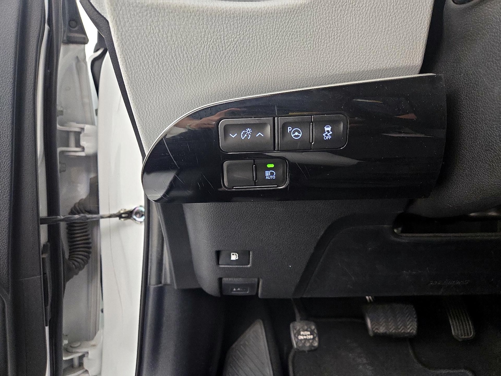 2021 Toyota Prius XLE - Photo 14