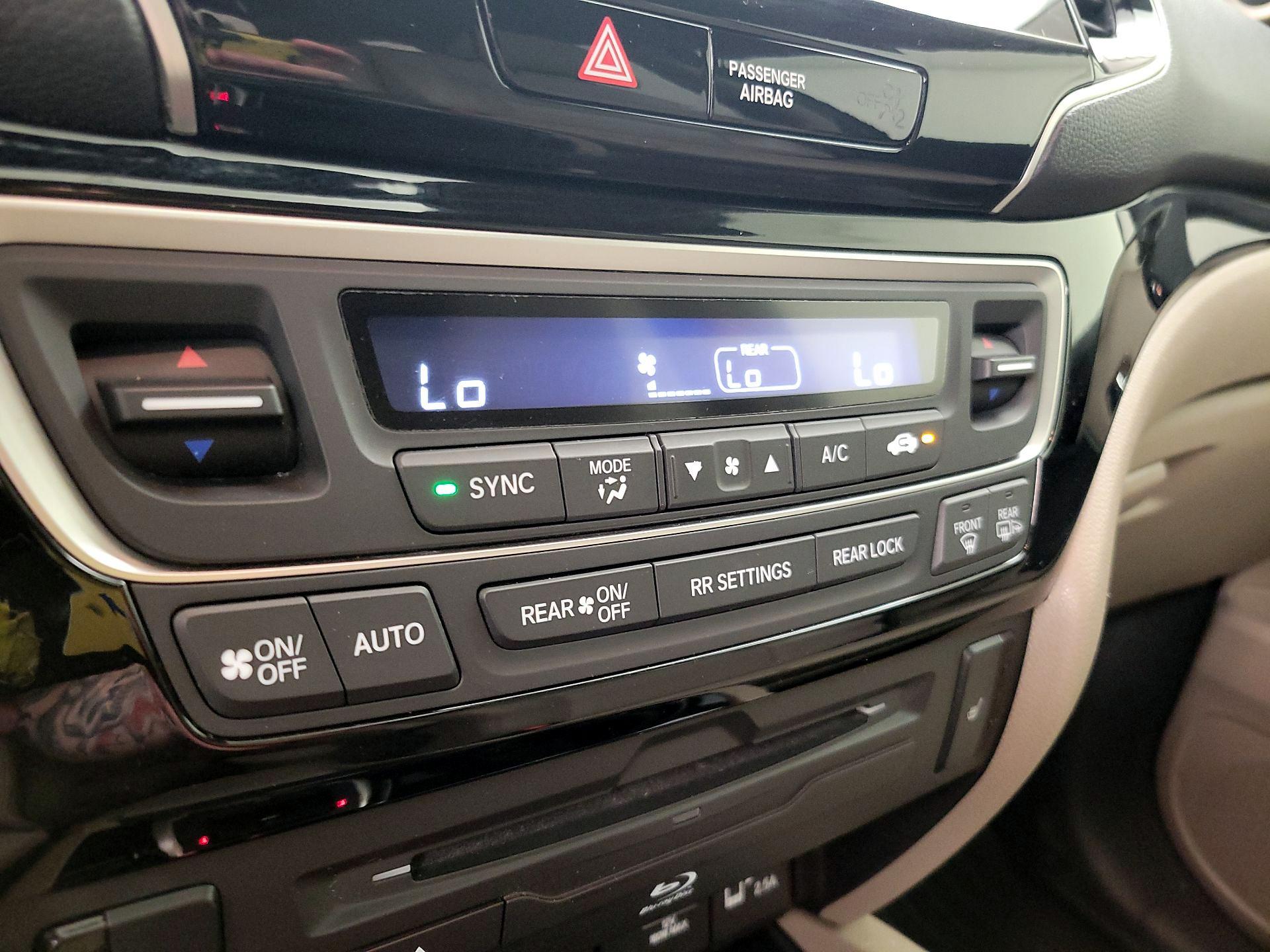 Thumbnail: 2019 Honda Pilot - 16