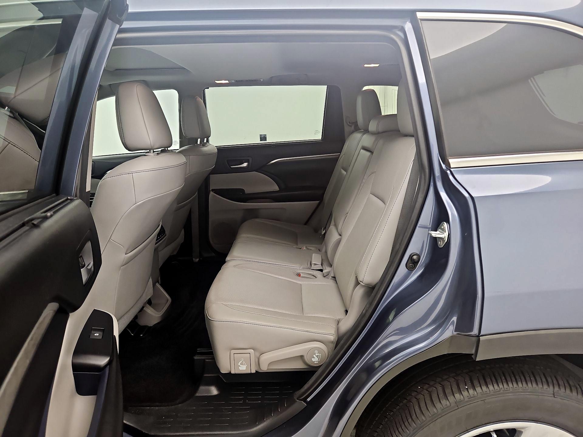 Thumbnail: 2018 Toyota Highlander - 17