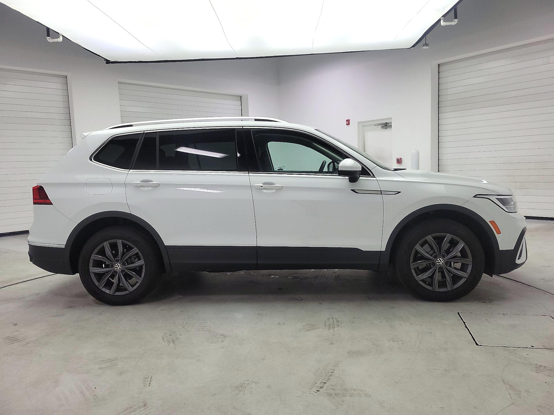 Thumbnail: 2022 Volkswagen Tiguan - 4