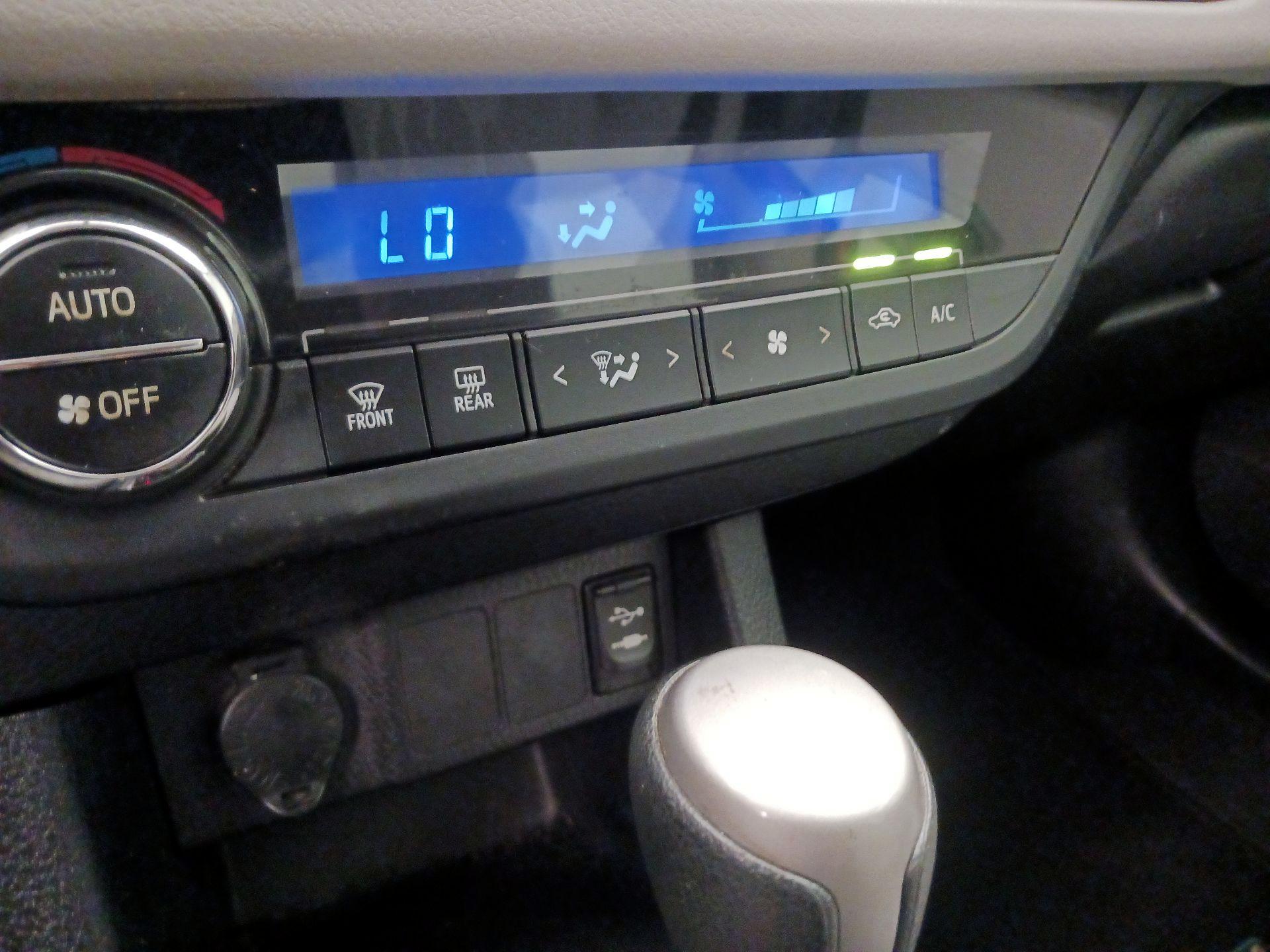 Thumbnail: 2014 Toyota Corolla - 16