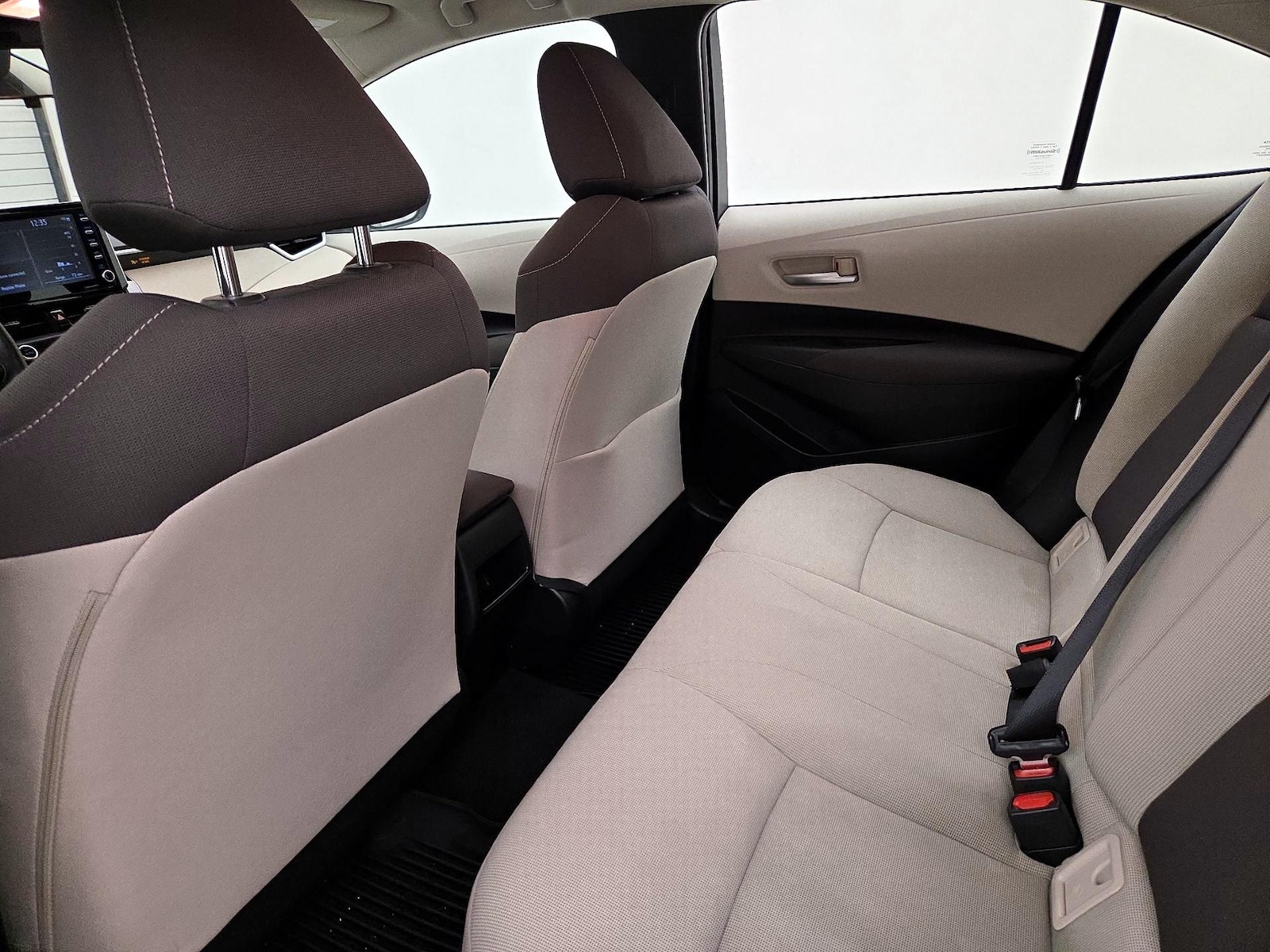 2021 Toyota Corolla LE - Photo 18