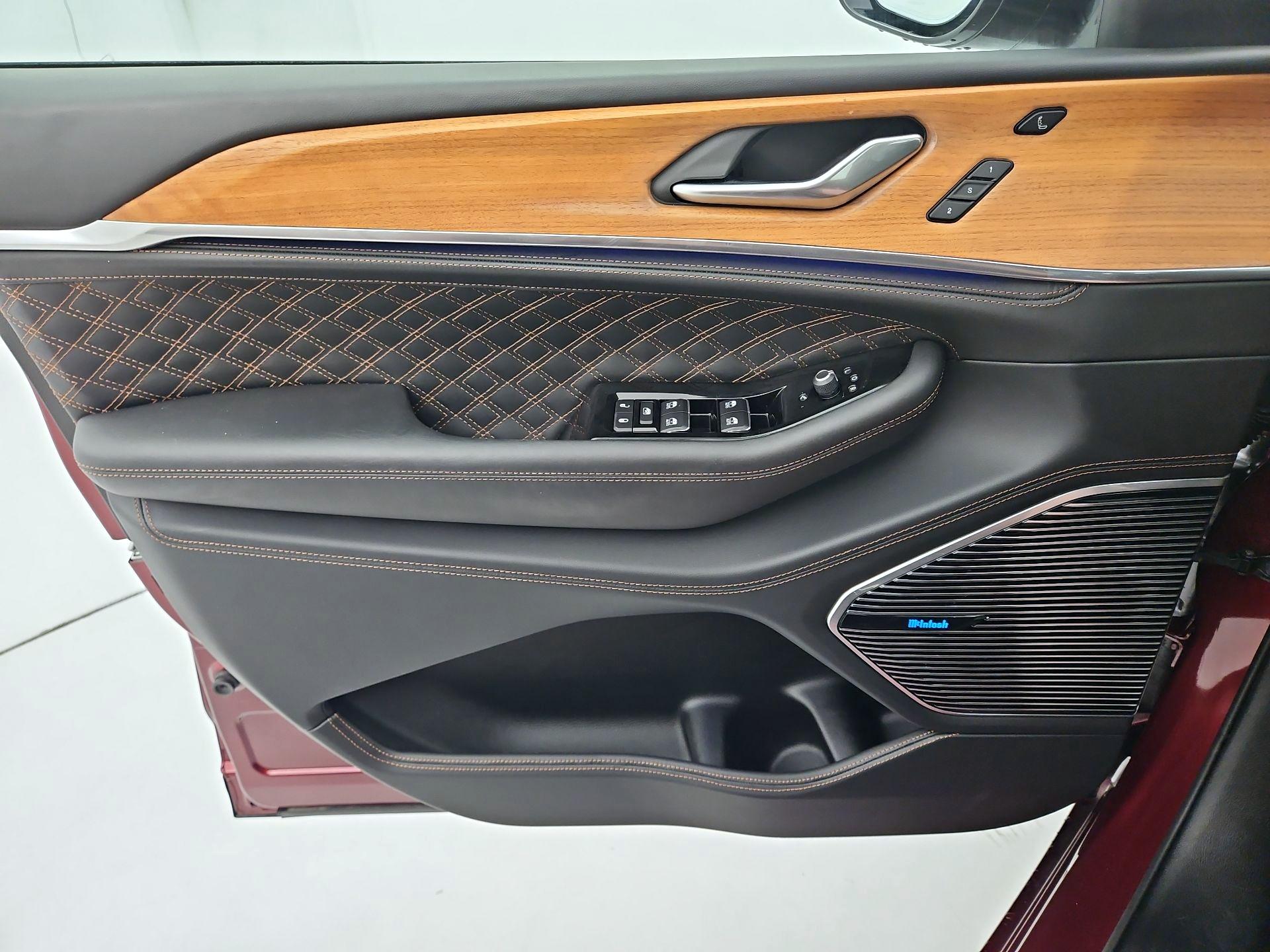 Thumbnail: 2022 Jeep Grand Cherokee - 12