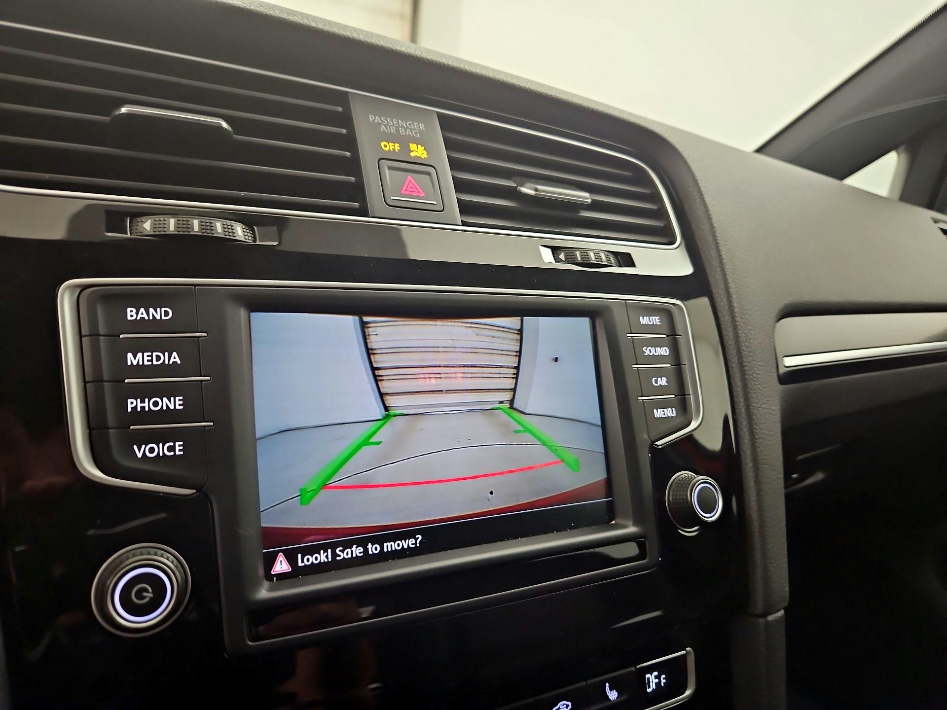 Thumbnail: 2016 Volkswagen Golf - 14