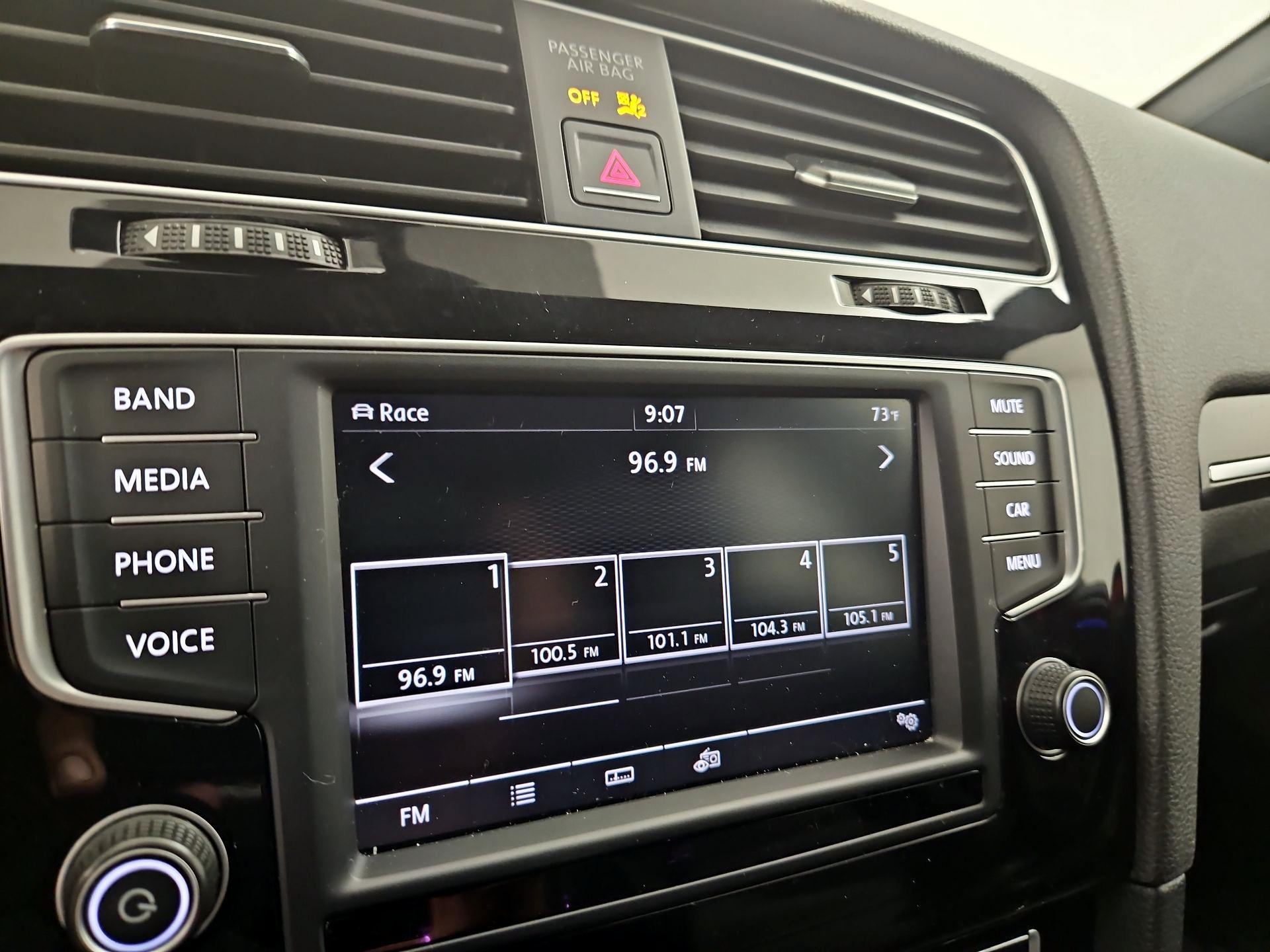 Thumbnail: 2016 Volkswagen Golf - 15