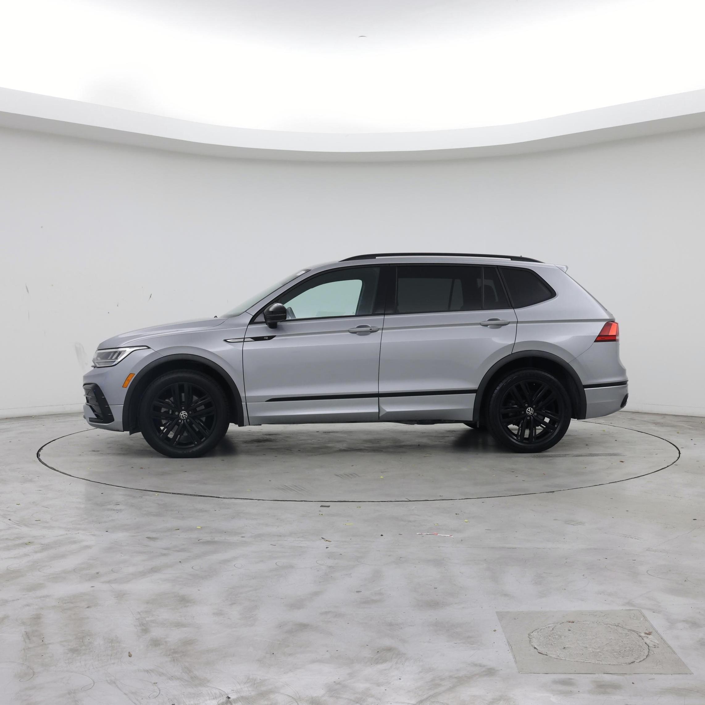 Thumbnail: 2022 Volkswagen Tiguan - 3