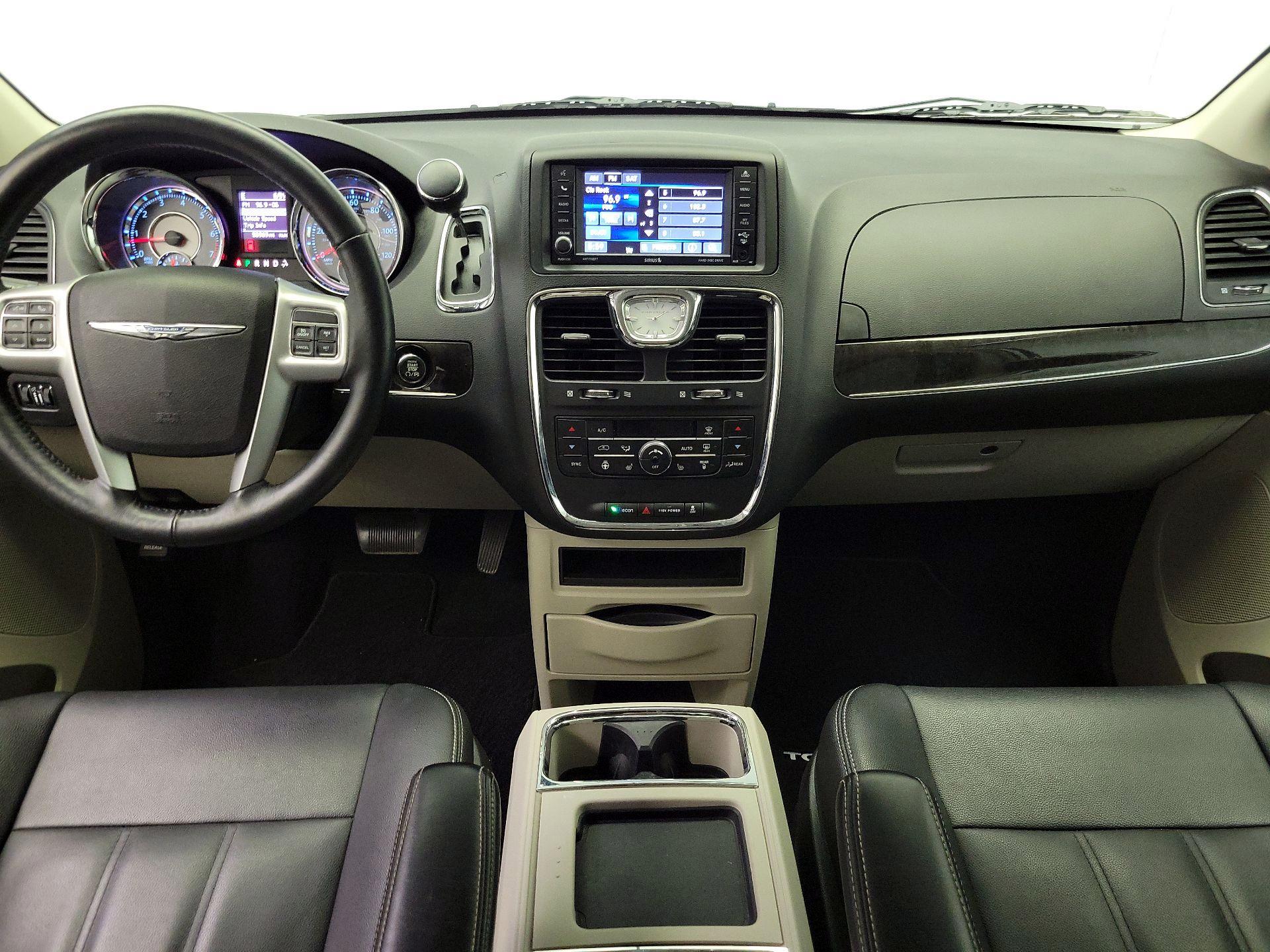 Thumbnail: 2016 Chrysler Town & Country - 9