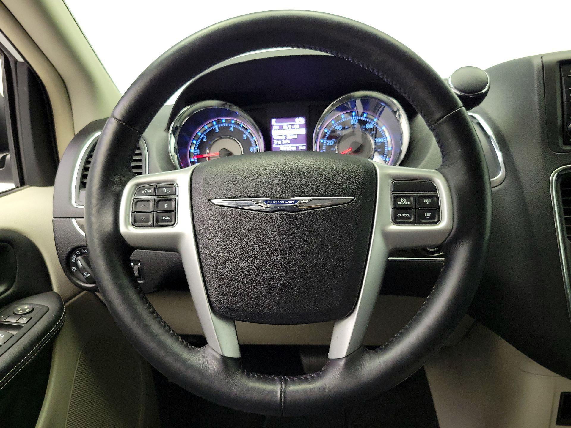 Thumbnail: 2016 Chrysler Town & Country - 10