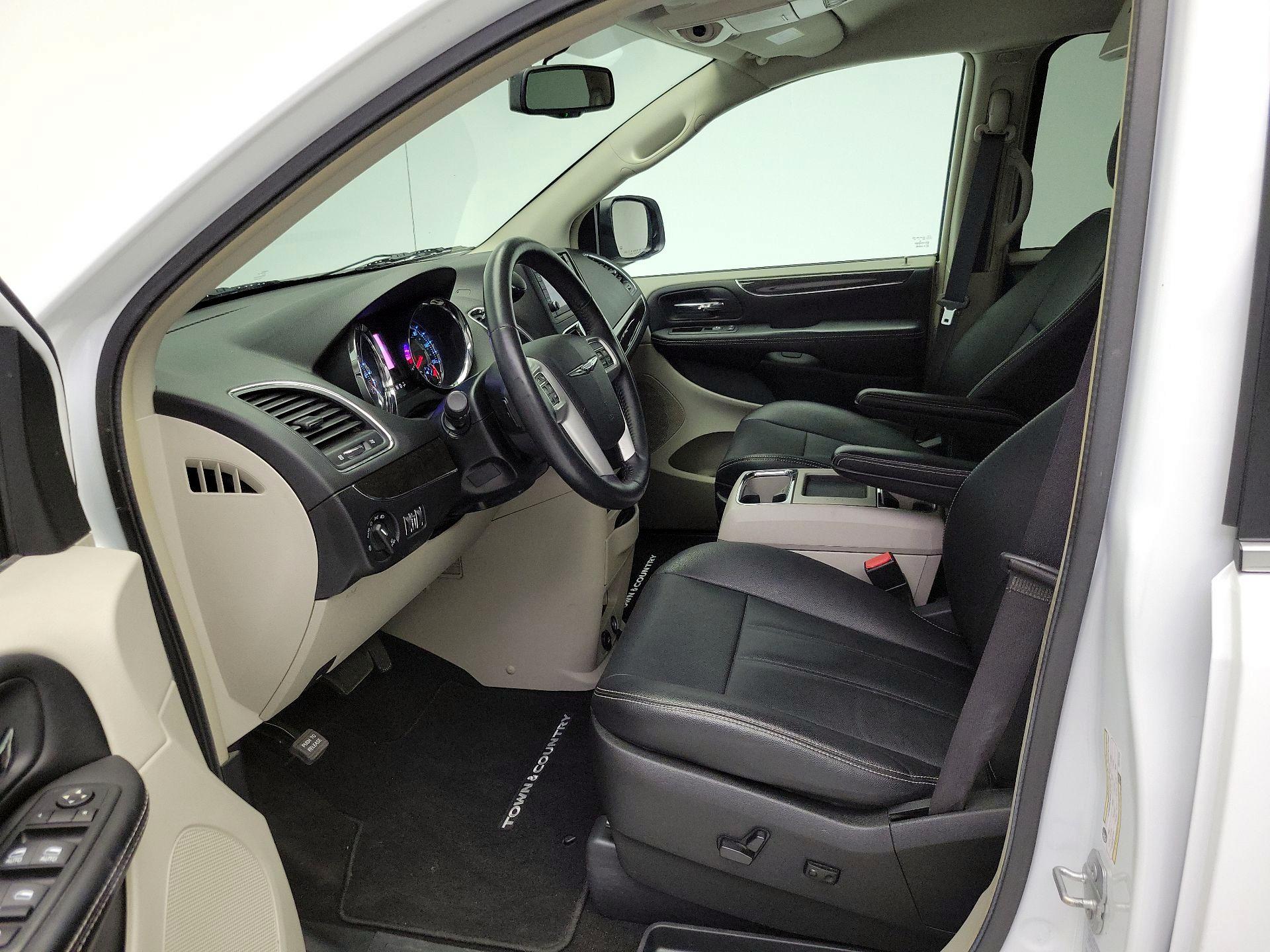 Thumbnail: 2016 Chrysler Town & Country - 11