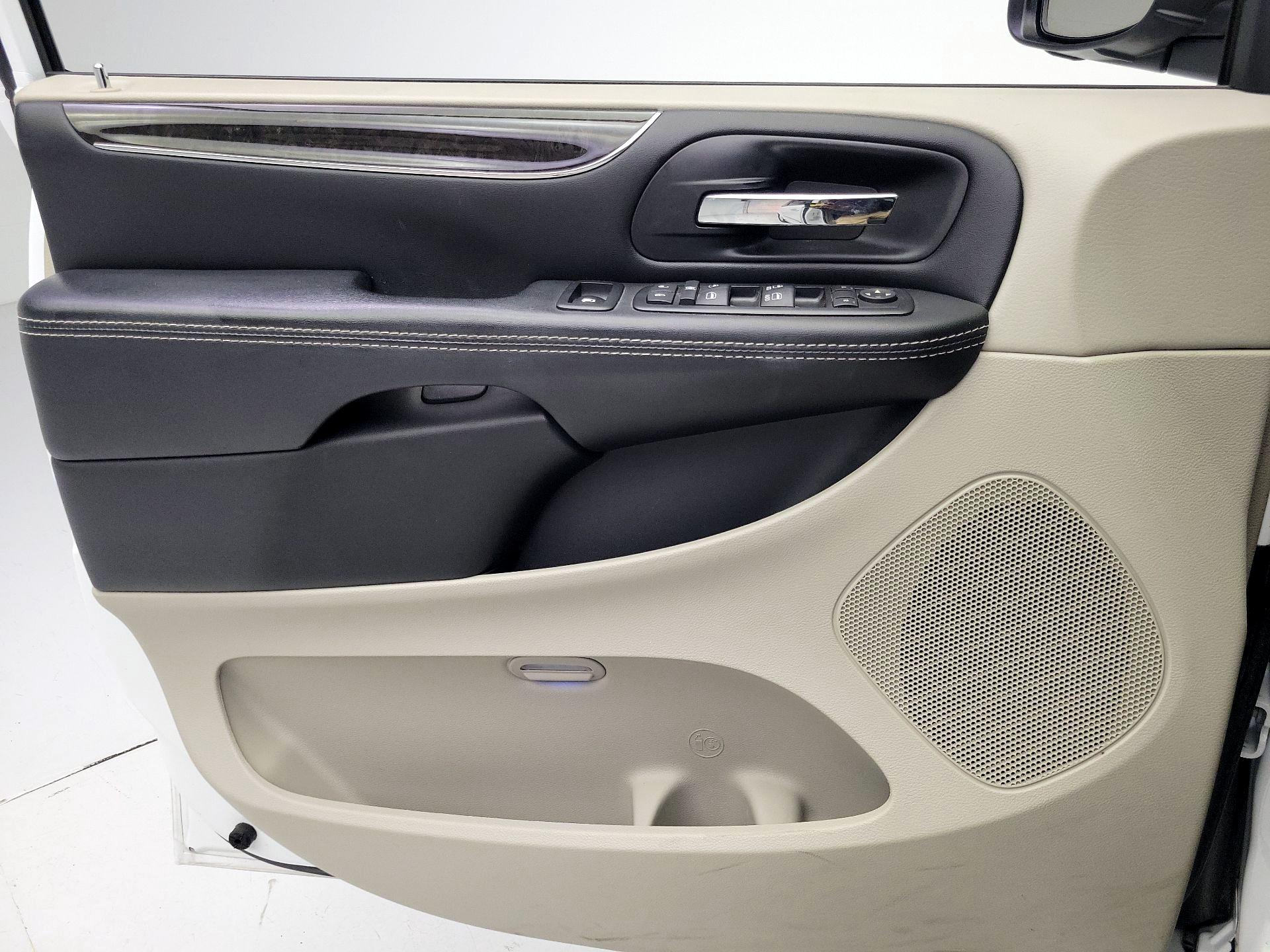 Thumbnail: 2016 Chrysler Town & Country - 12