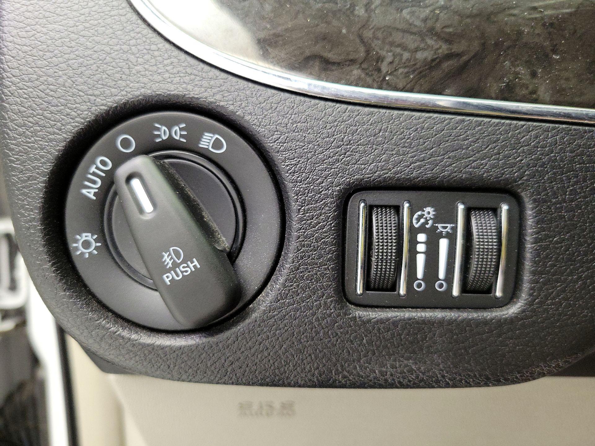 Thumbnail: 2016 Chrysler Town & Country - 13