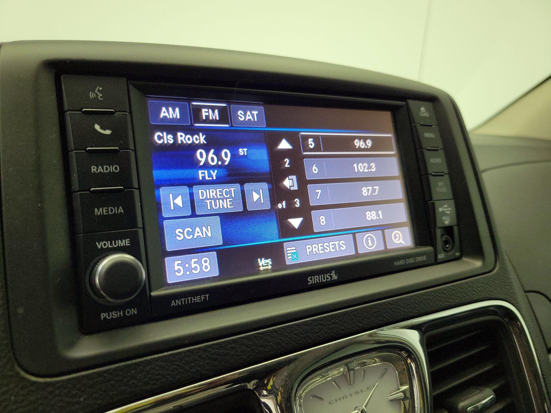 Thumbnail: 2016 Chrysler Town & Country - 15