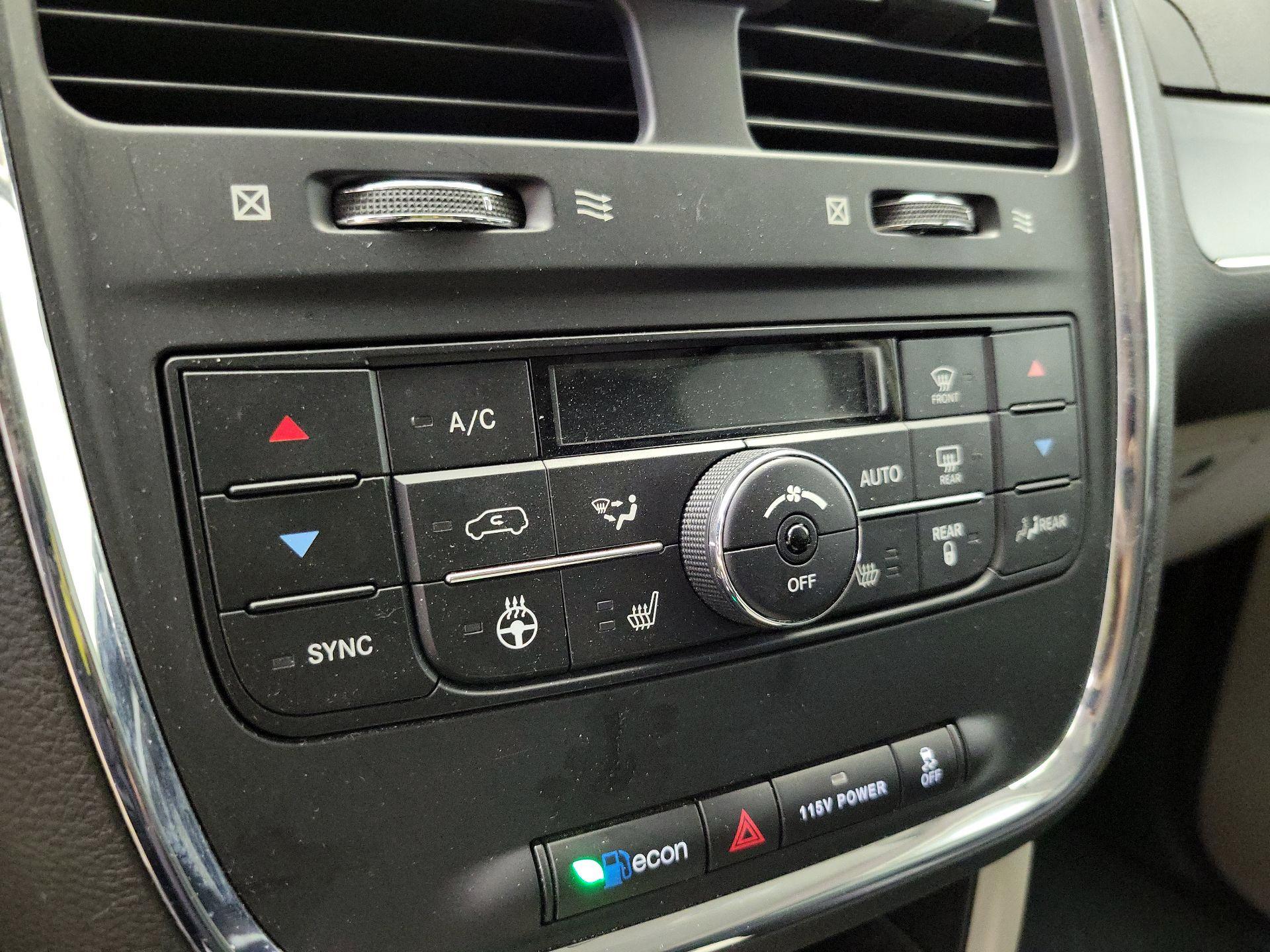 Thumbnail: 2016 Chrysler Town & Country - 16