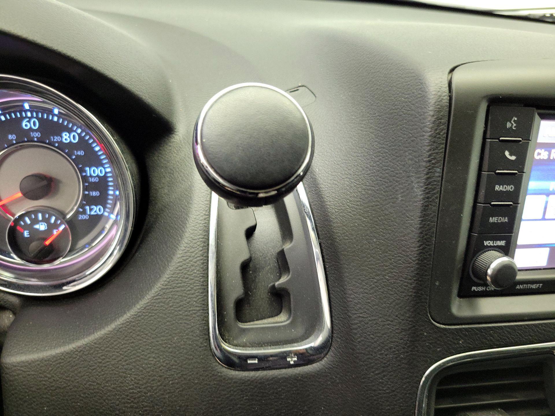 Thumbnail: 2016 Chrysler Town & Country - 17