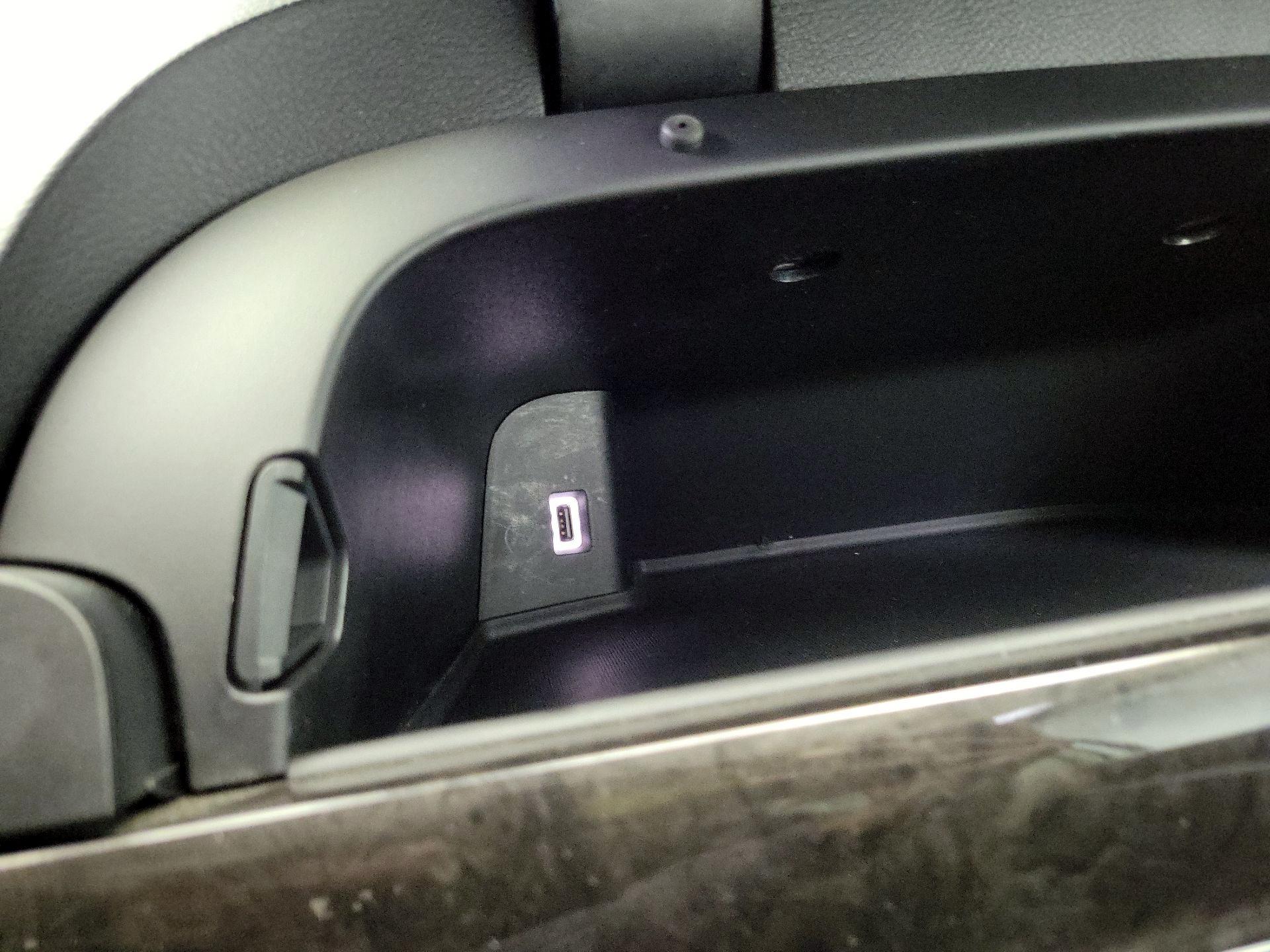 Thumbnail: 2016 Chrysler Town & Country - 18
