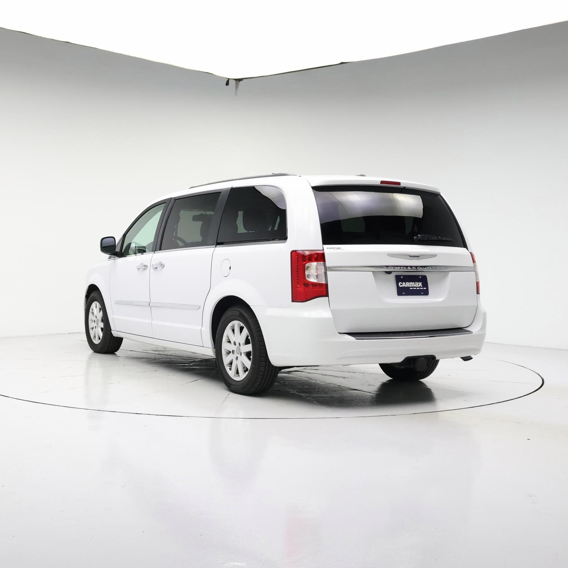 Thumbnail: 2016 Chrysler Town & Country - 2