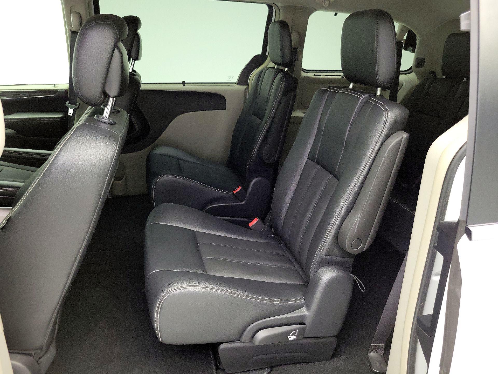 Thumbnail: 2016 Chrysler Town & Country - 19