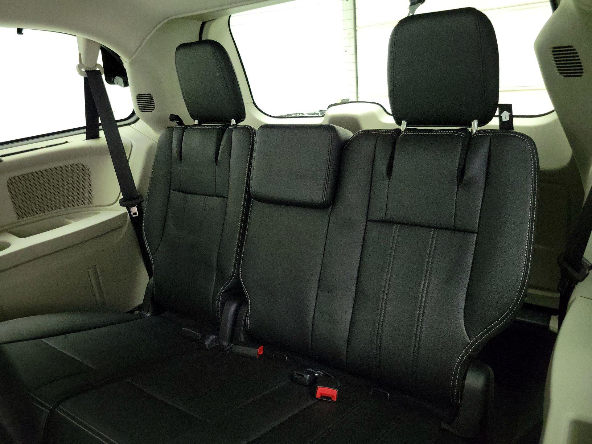 Thumbnail: 2016 Chrysler Town & Country - 20
