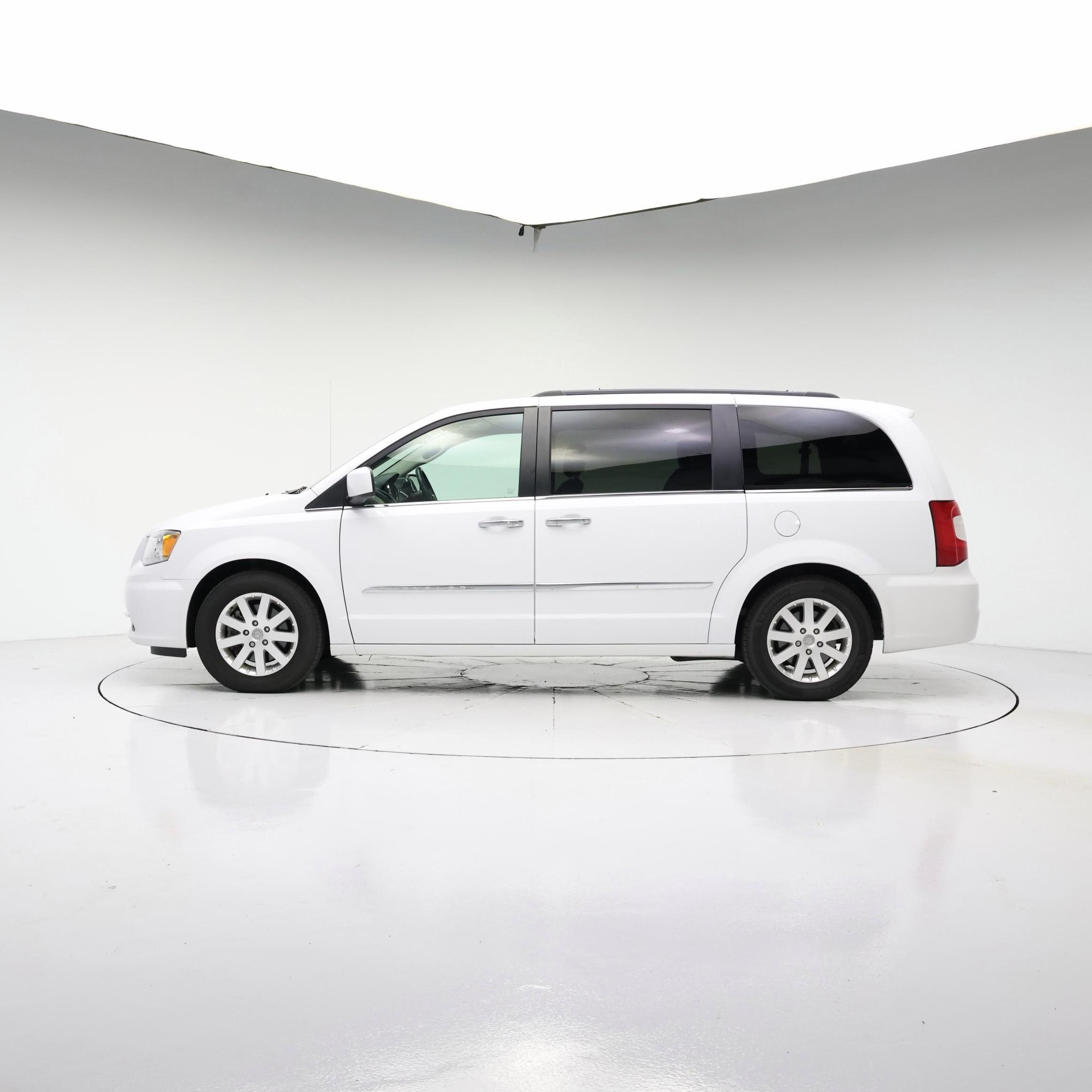 Thumbnail: 2016 Chrysler Town & Country - 3