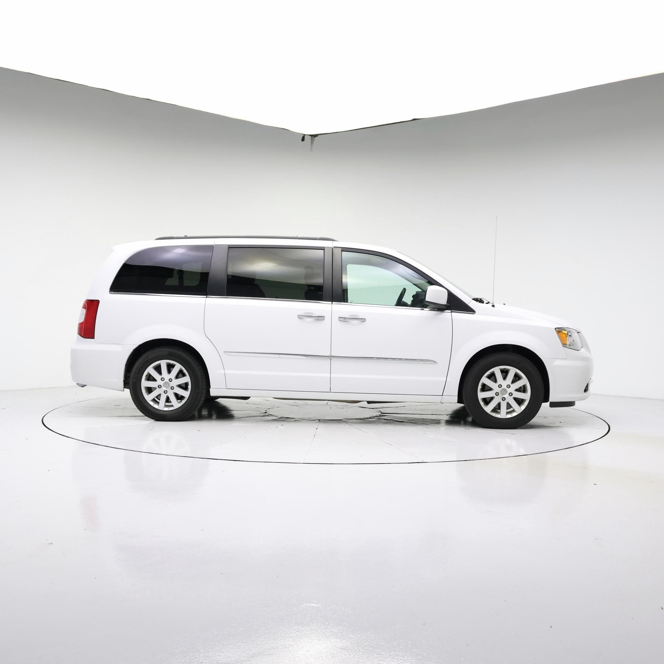 Thumbnail: 2016 Chrysler Town & Country - 7
