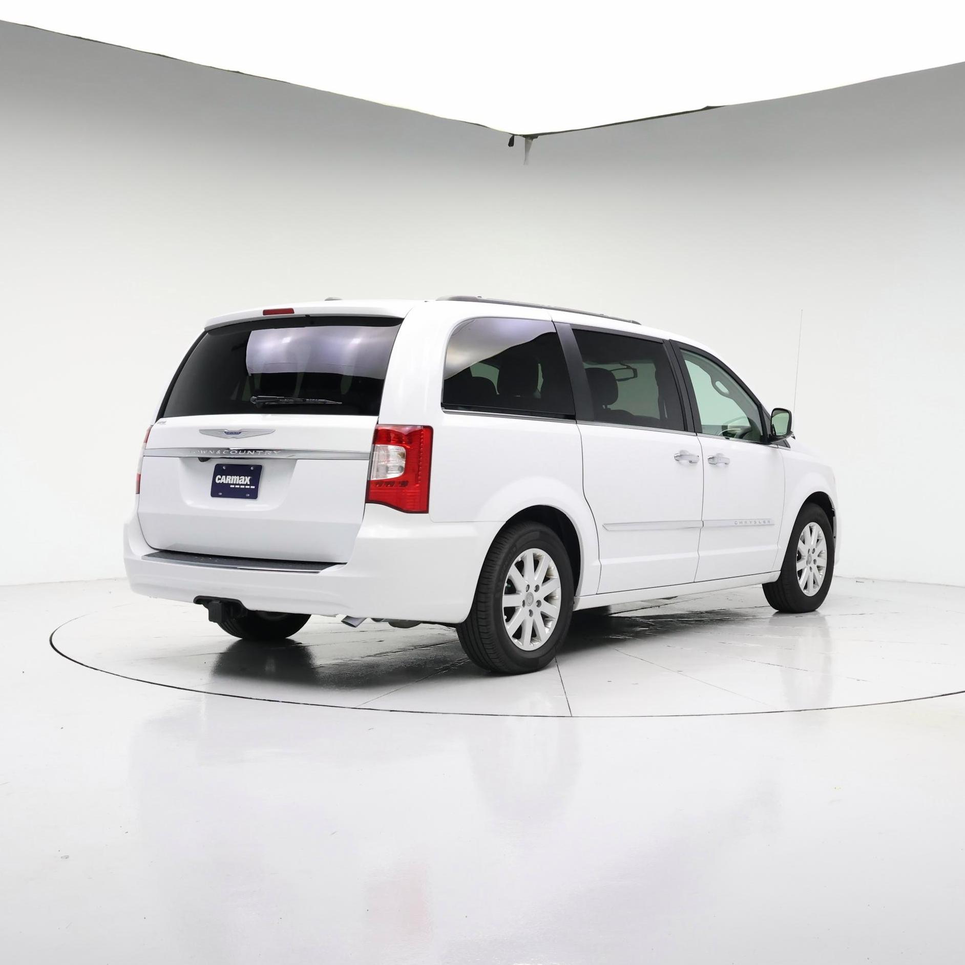 Thumbnail: 2016 Chrysler Town & Country - 8
