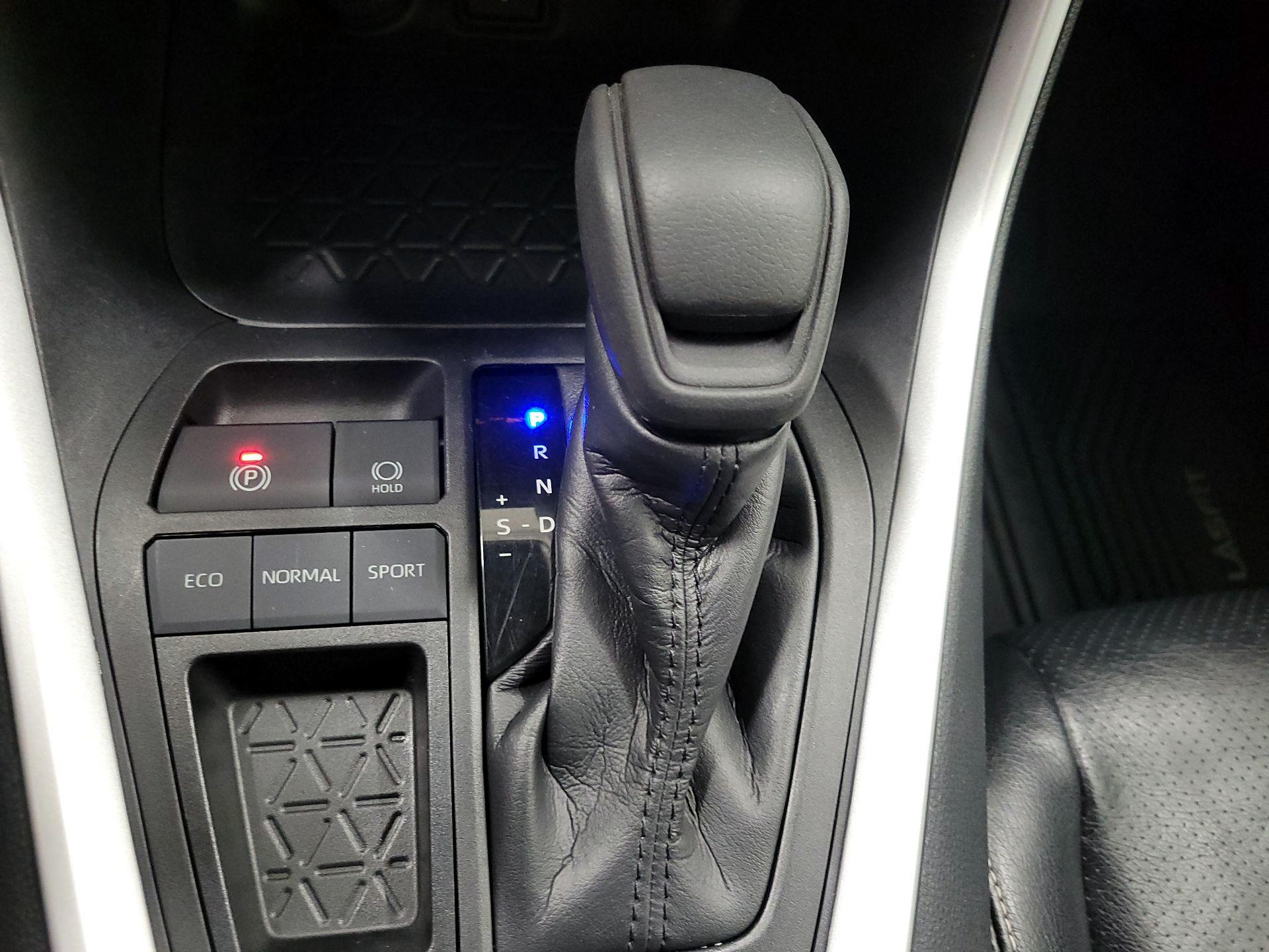 Thumbnail: 2021 Toyota RAV4 - 17