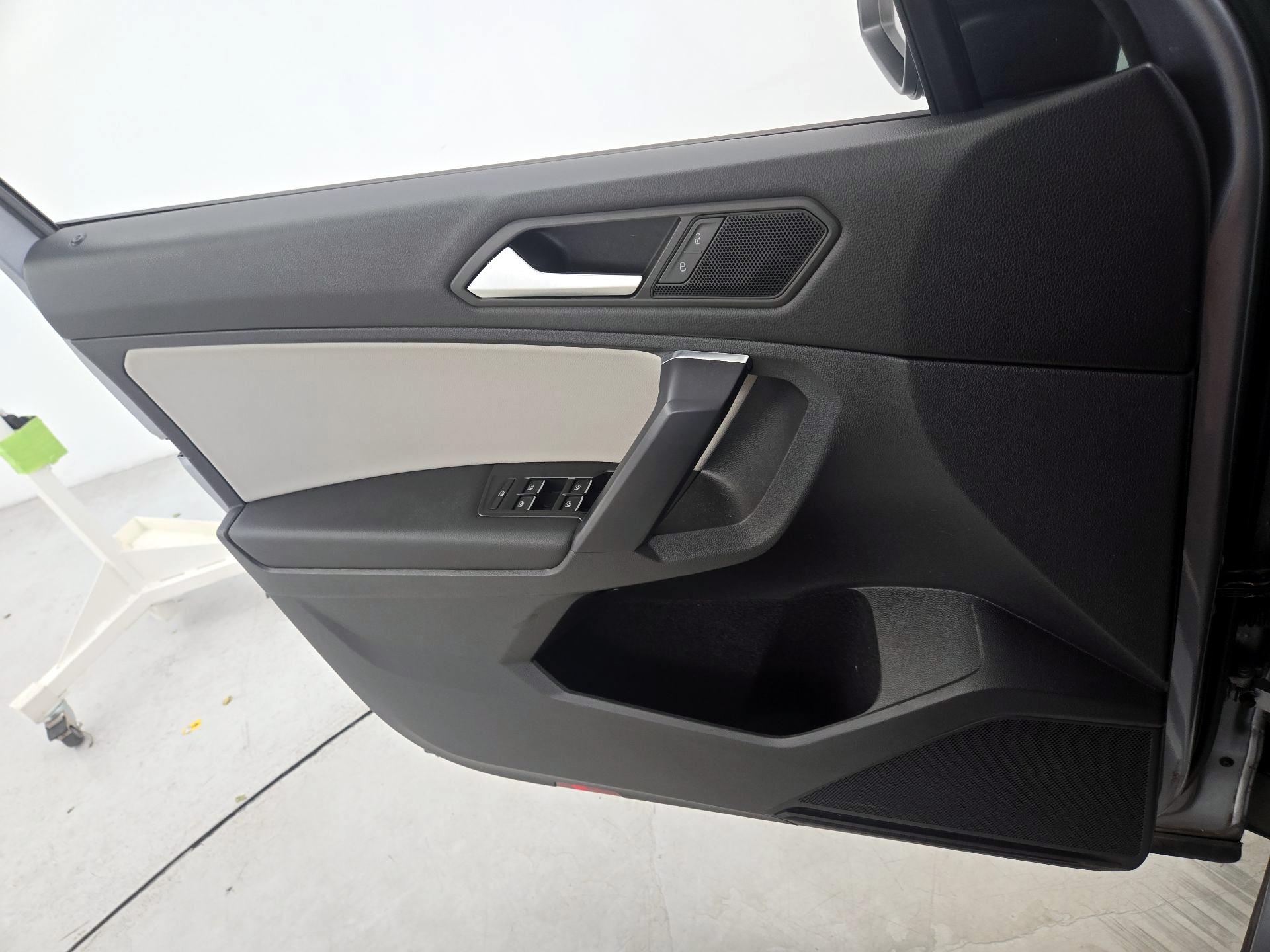Thumbnail: 2021 Volkswagen Tiguan - 12