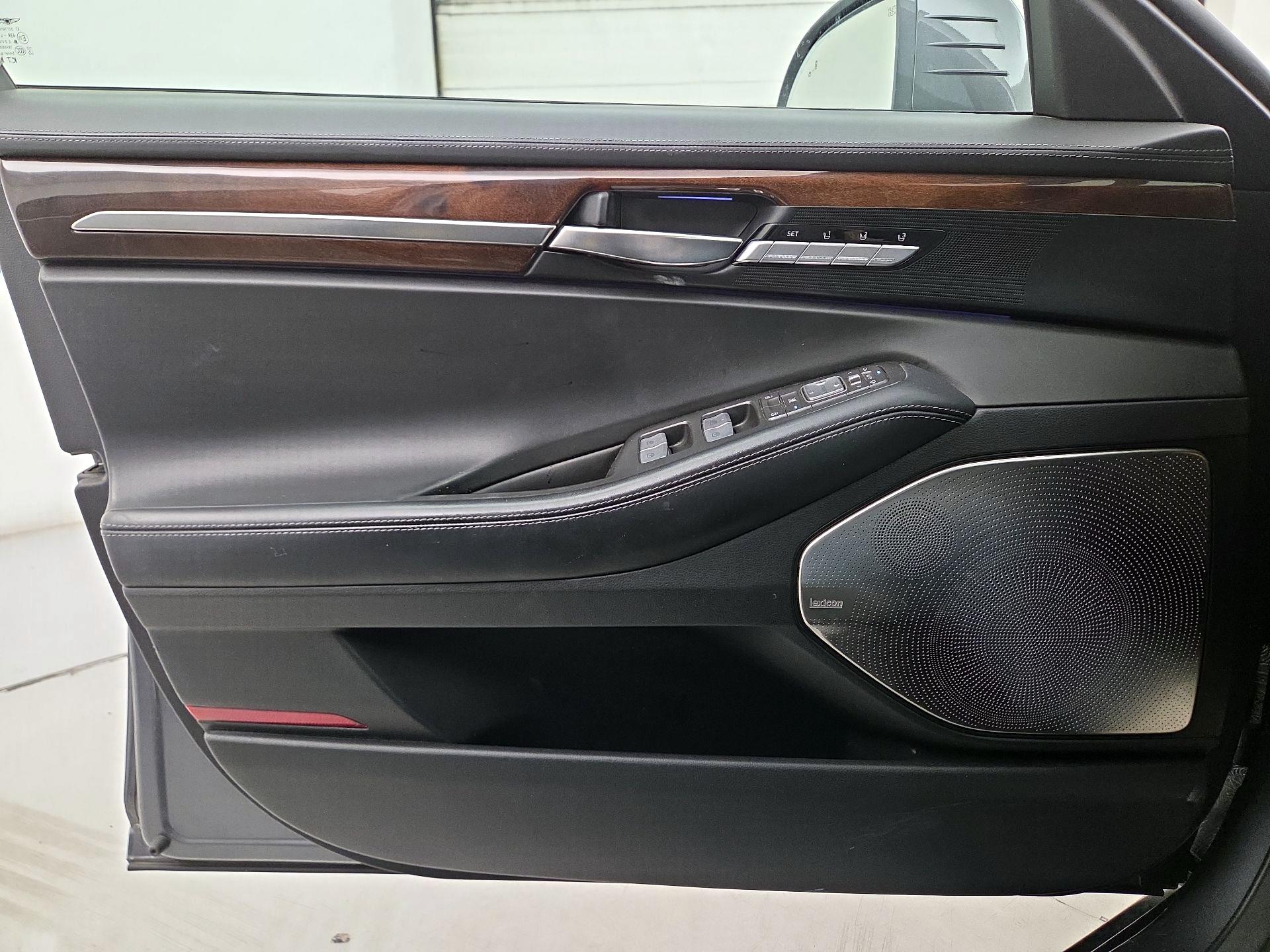 Thumbnail: 2017 Genesis G90 - 12