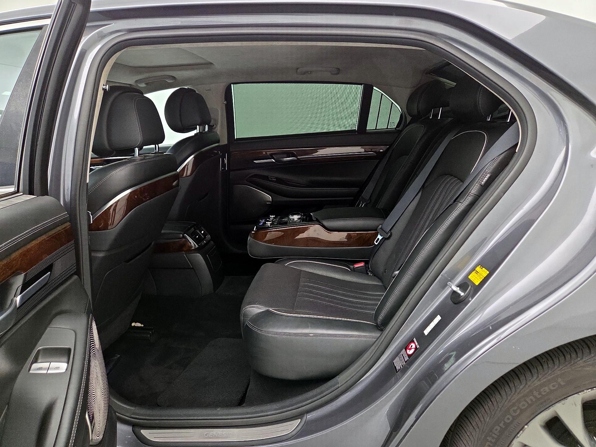 Thumbnail: 2017 Genesis G90 - 19