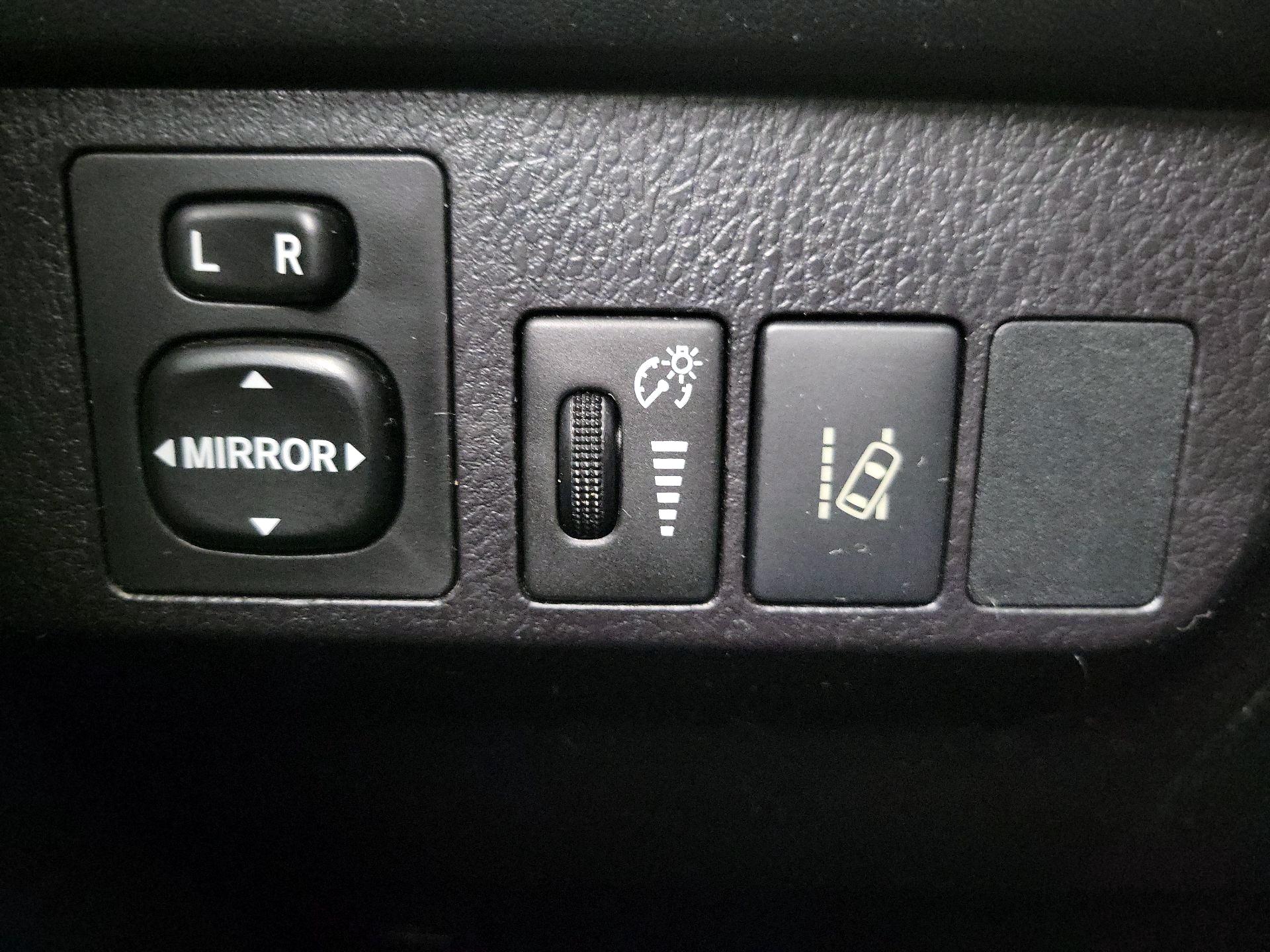 Thumbnail: 2018 Toyota RAV4 - 13
