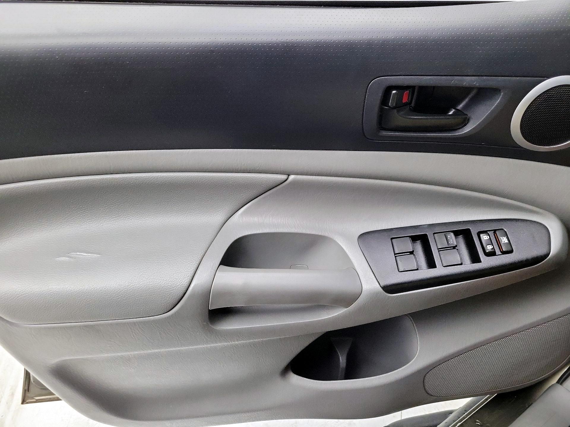 Thumbnail: 2015 Toyota Tacoma - 12