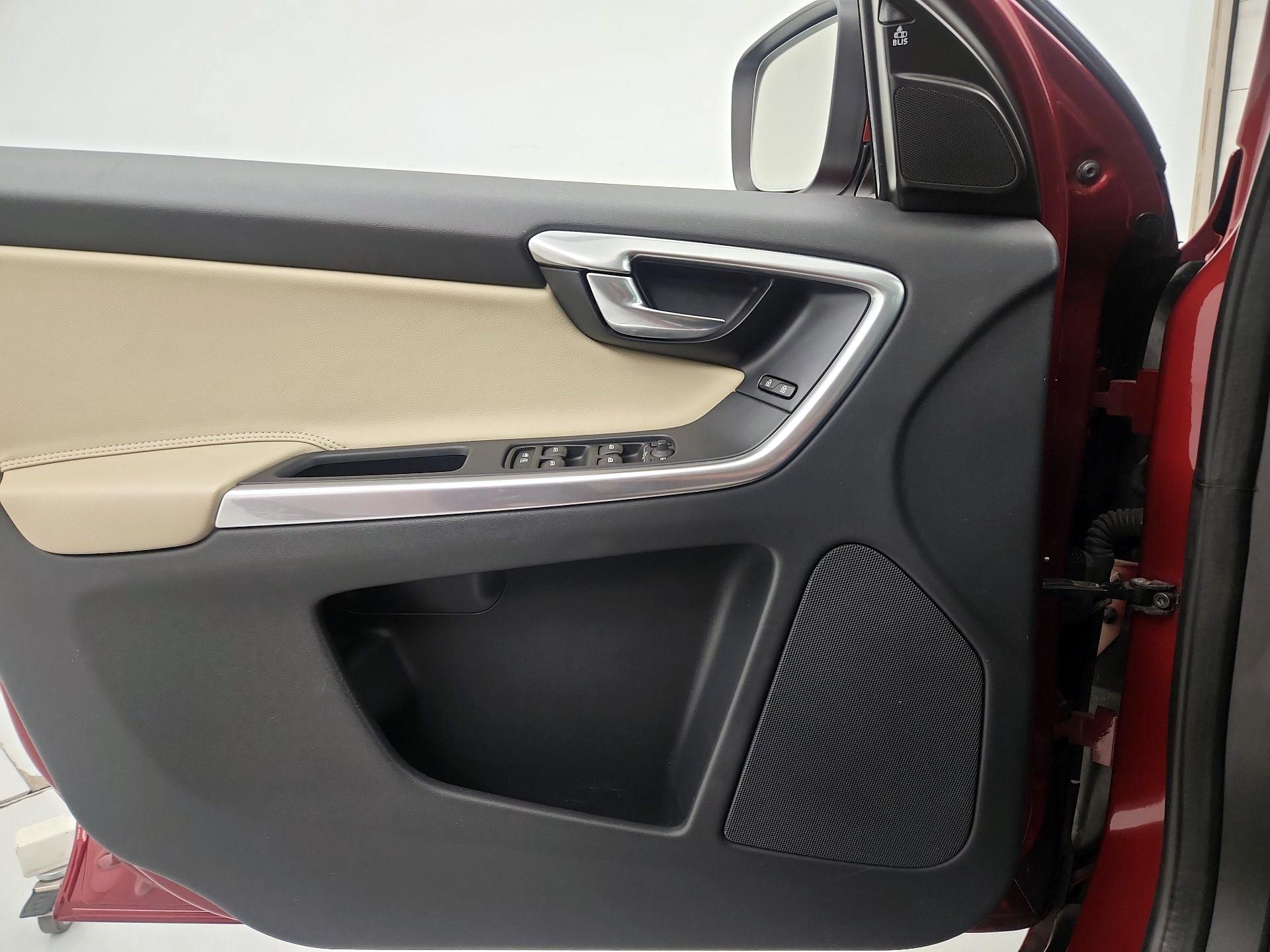 Thumbnail: 2016 Volvo XC60 - 12